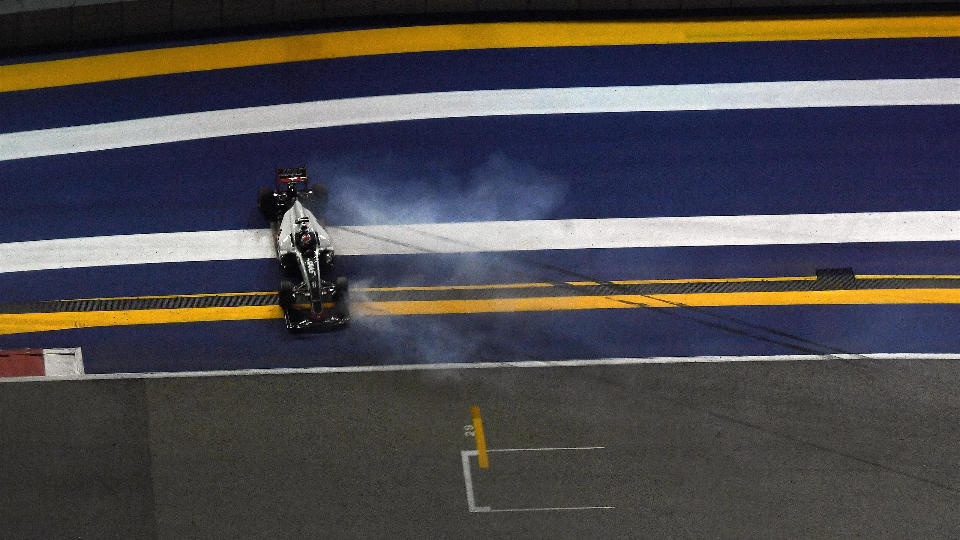 Romain Grosjean (FRA) Haas VF-16 spins at Formula One World Championship, Rd15, Singapore Grand