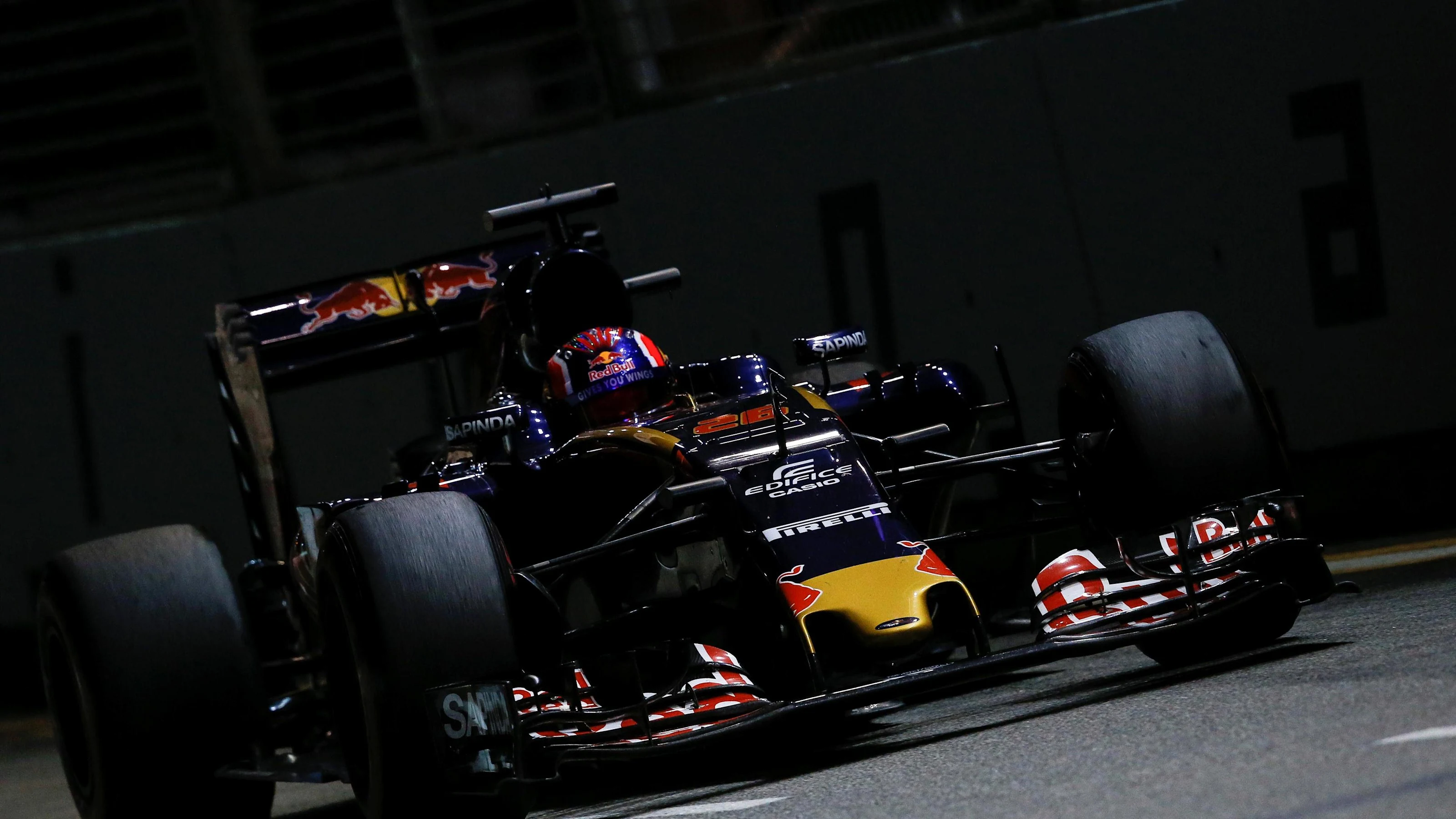 Daniil Kvyat (RUS) Scuderia Toro Rosso STR11 at Formula One World Championship, Rd15, Singapore