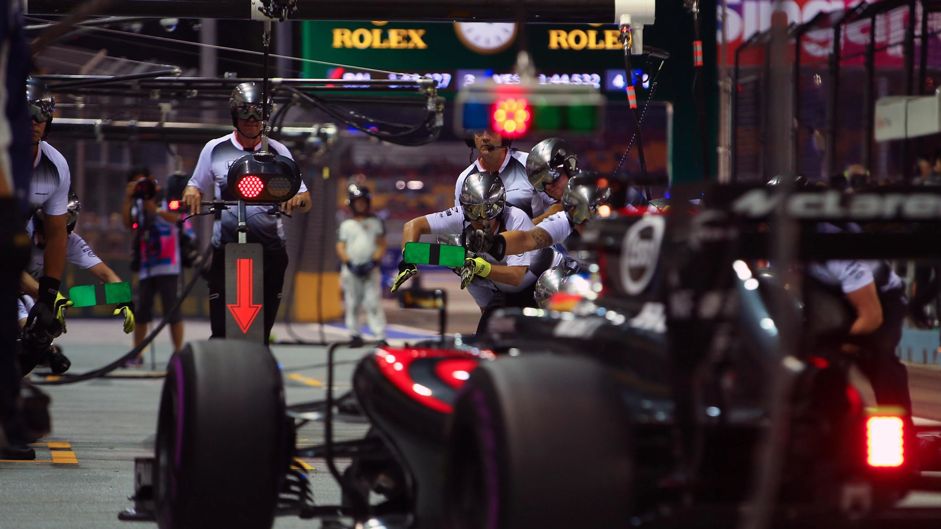 Fernando Alonso (ESP) McLaren MP4-31 pit stop at Formula One World Championship, Rd15, Singapore