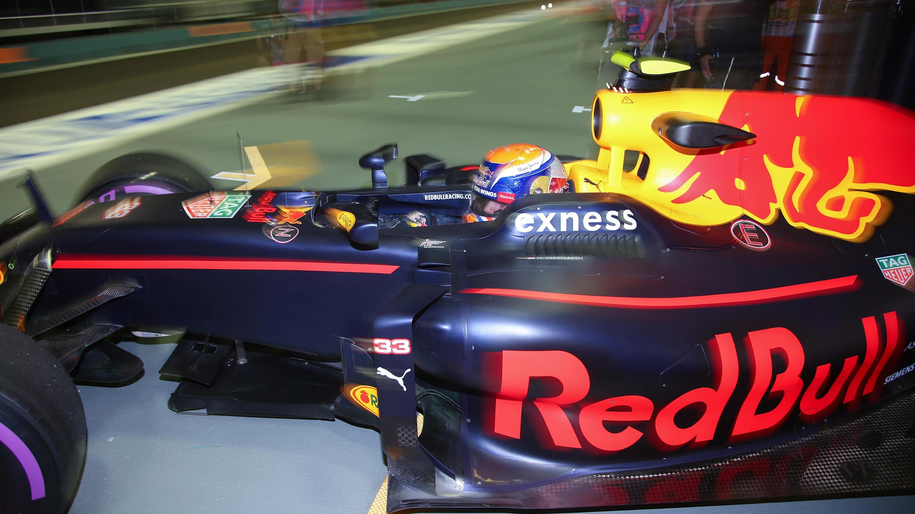 Max Verstappen (NED) Red Bull Racing RB12 at Formula One World Championship, Rd15, Singapore Grand