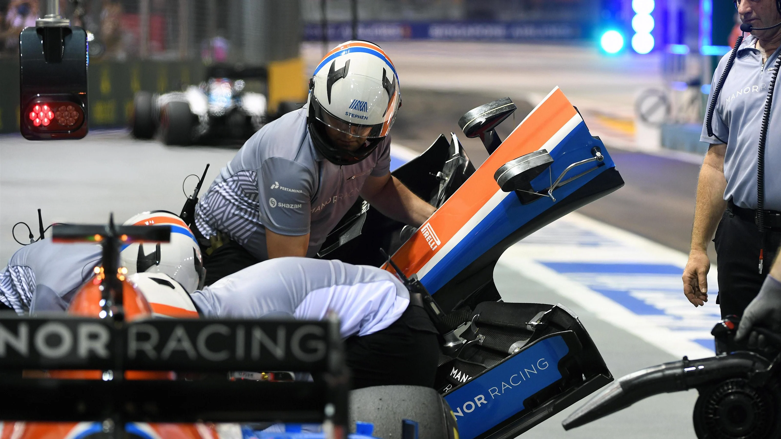 Manor Racing MRT05 nose change at Formula One World Championship, Rd15, Singapore Grand Prix,