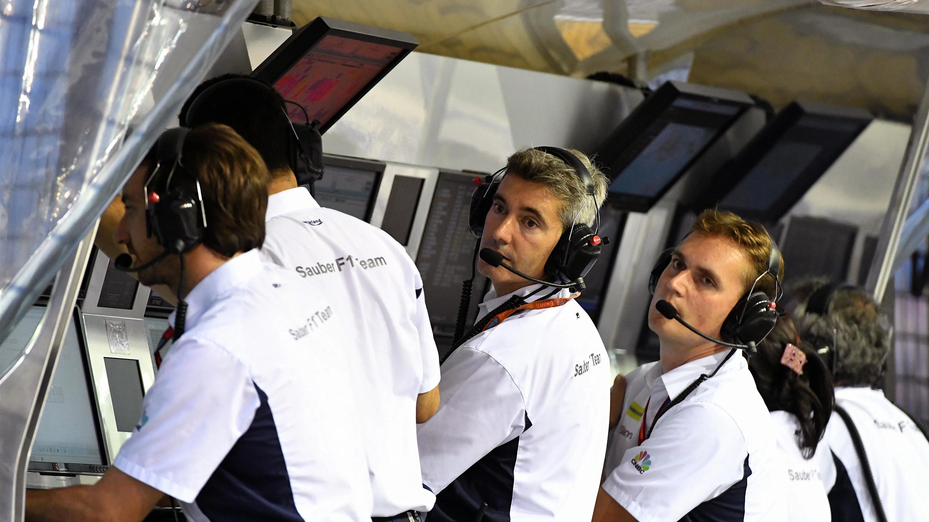 Sauber engineers on the pitwall gantry at Formula One World Championship, Rd15, Singapore Grand