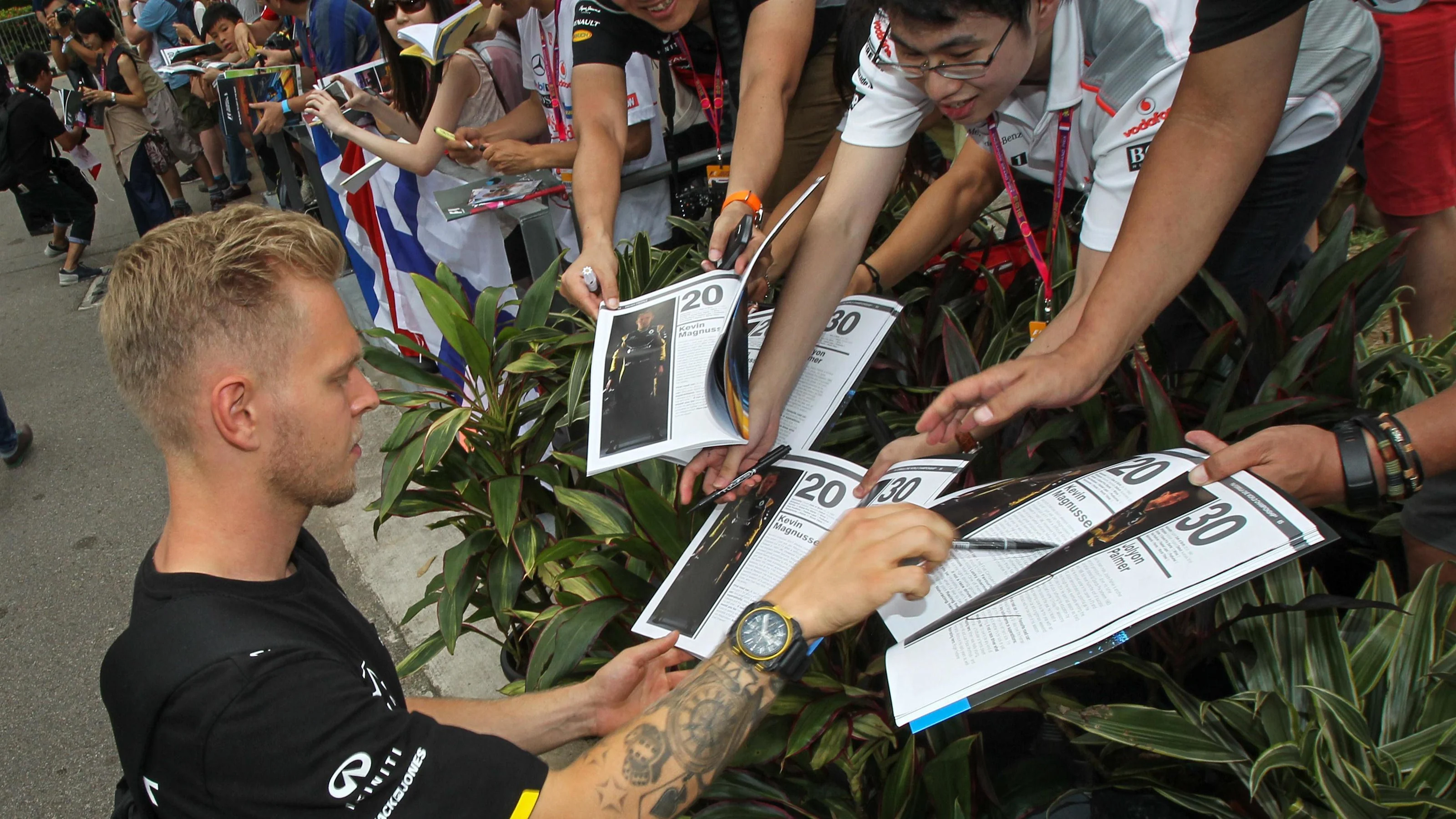 Kevin Magnussen (DEN) Renault Sport F1 Team signs autographs for the fans at Formula One World