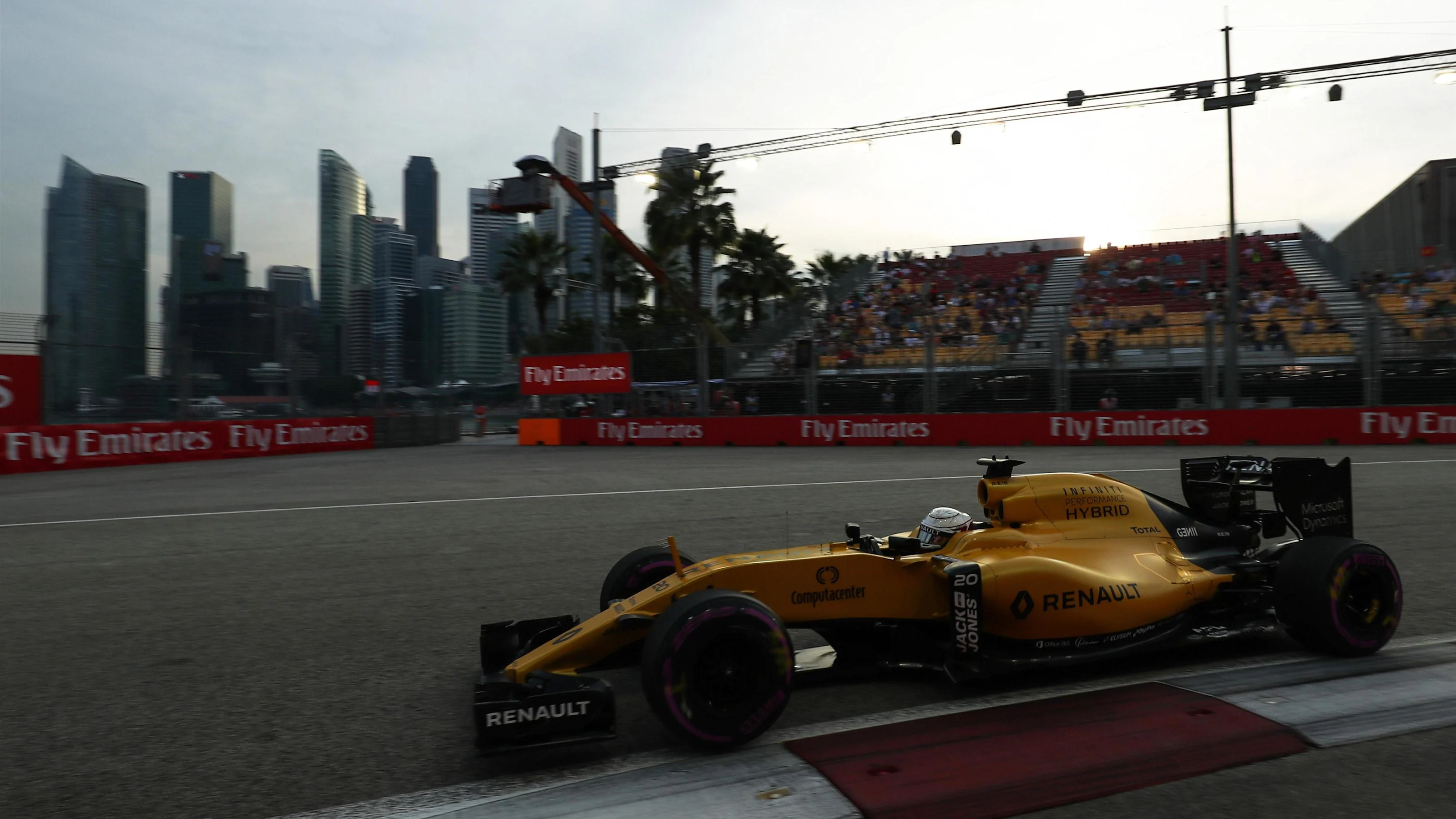 Kevin Magnussen (DEN) Renault Sport F1 Team RS16 at Formula One World Championship, Rd15, Singapore