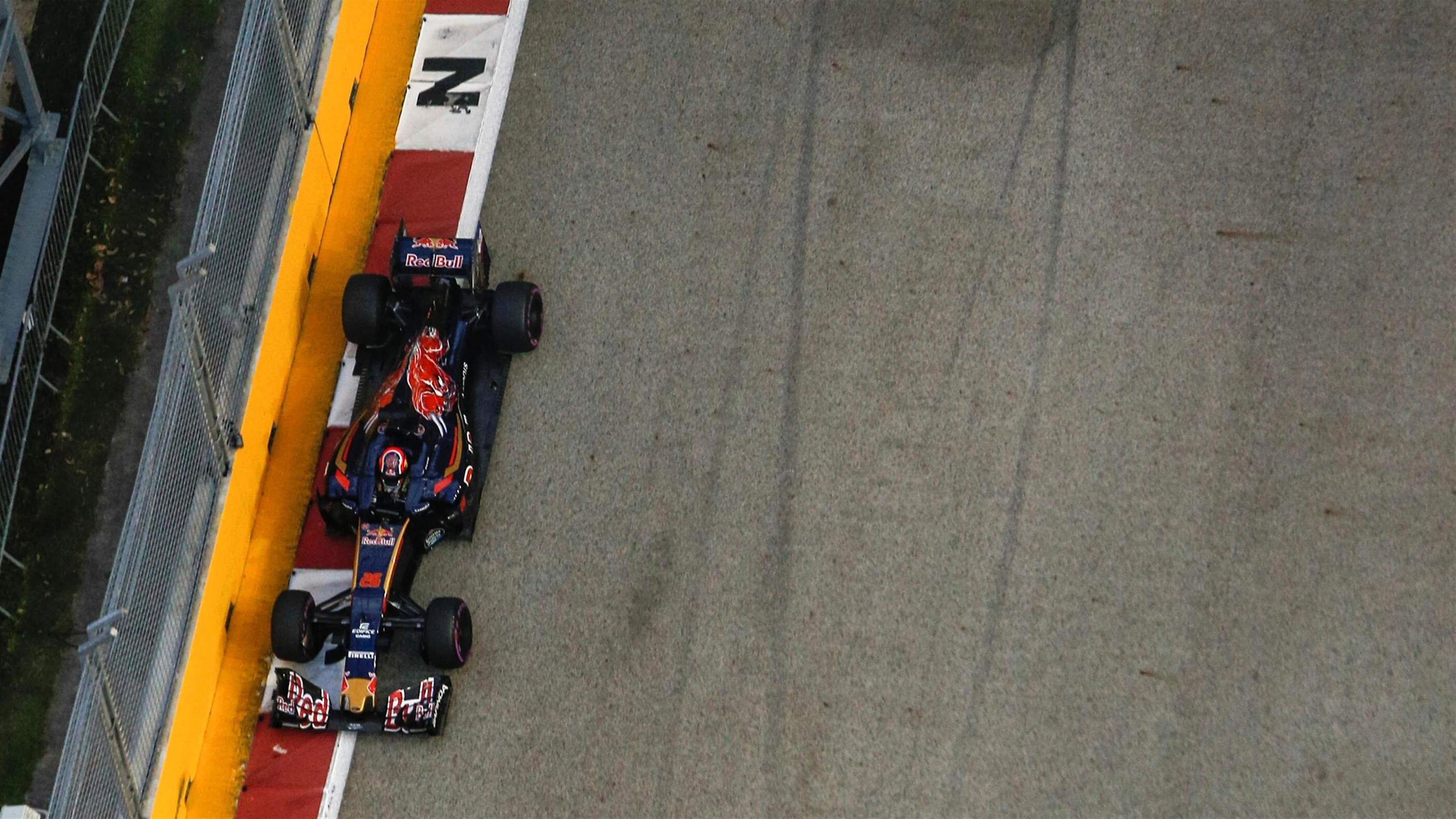 Daniil Kvyat (RUS) Scuderia Toro Rosso STR11 at Formula One World Championship, Rd15, Singapore