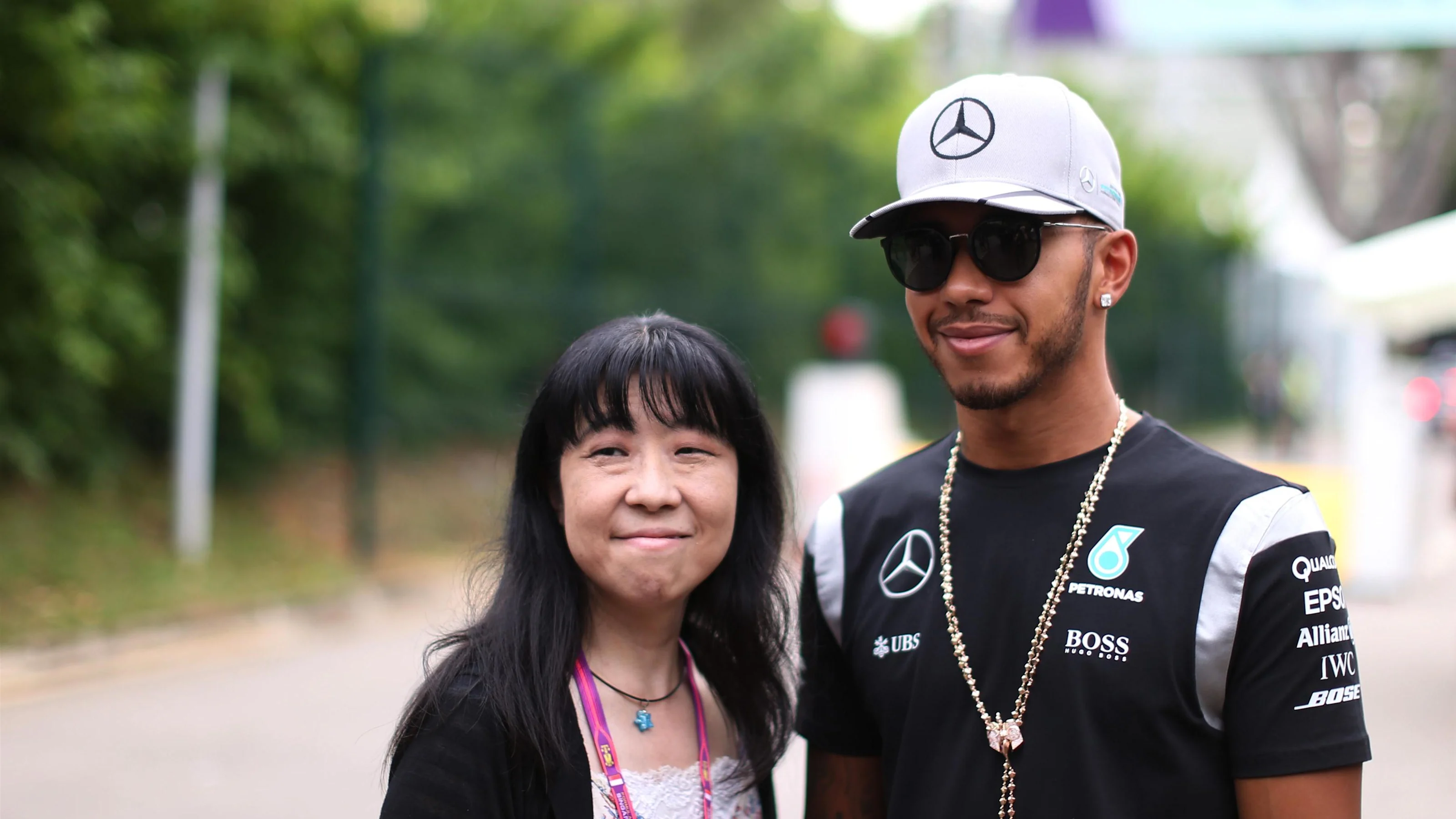 Lewis Hamilton (GBR) Mercedes AMG F1 and fan at Formula One World Championship, Rd15, Singapore
