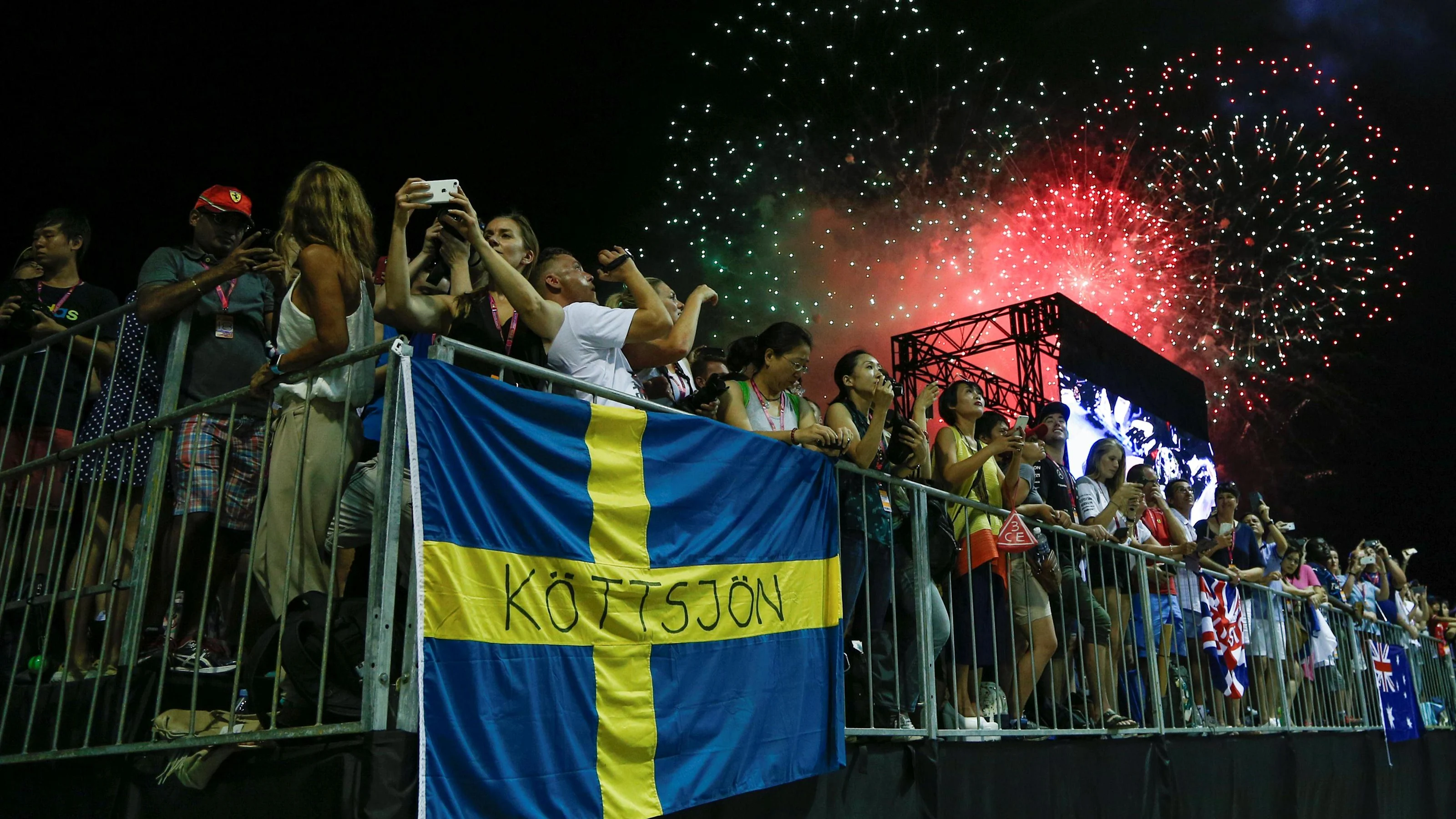 Fans and atmosphere at Formula One World Championship, Rd15, Singapore Grand Prix, Race, Marina Bay