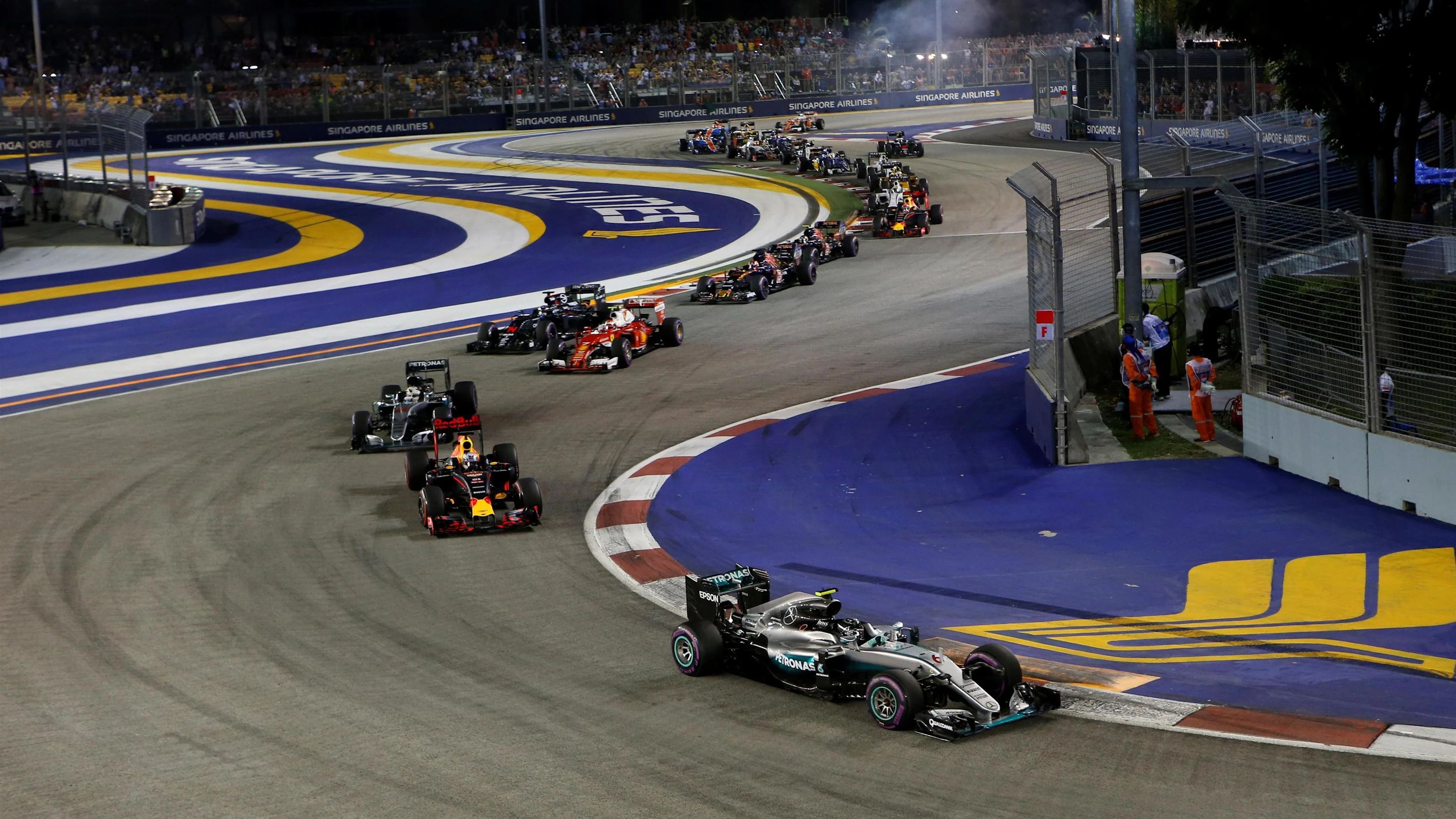 Nico Rosberg (GER) Mercedes-Benz F1 W07 Hybrid leads at the start of the race at Formula One World