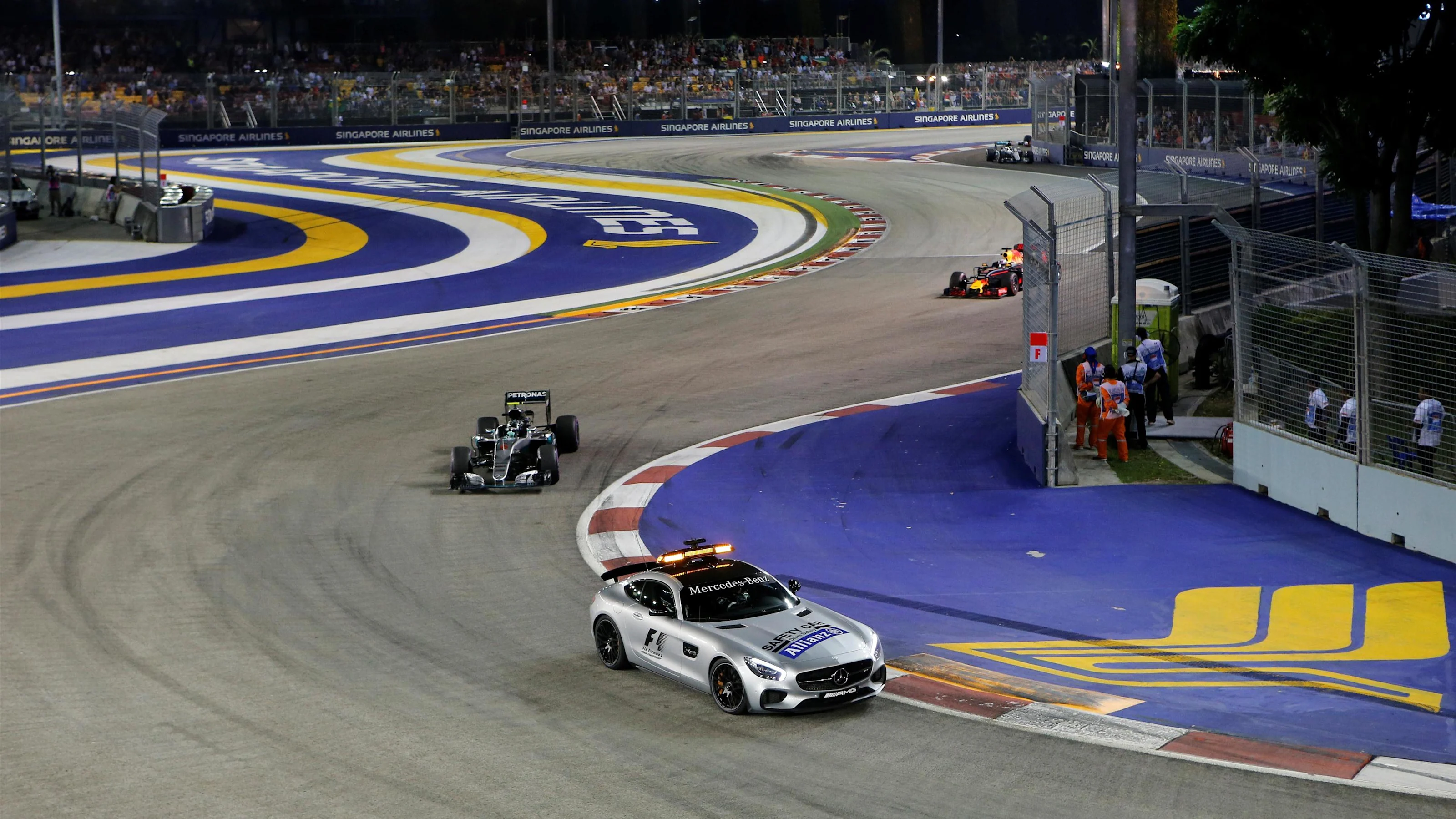 Safety car leads out the pack at Formula One World Championship, Rd15, Singapore Grand Prix, Race,