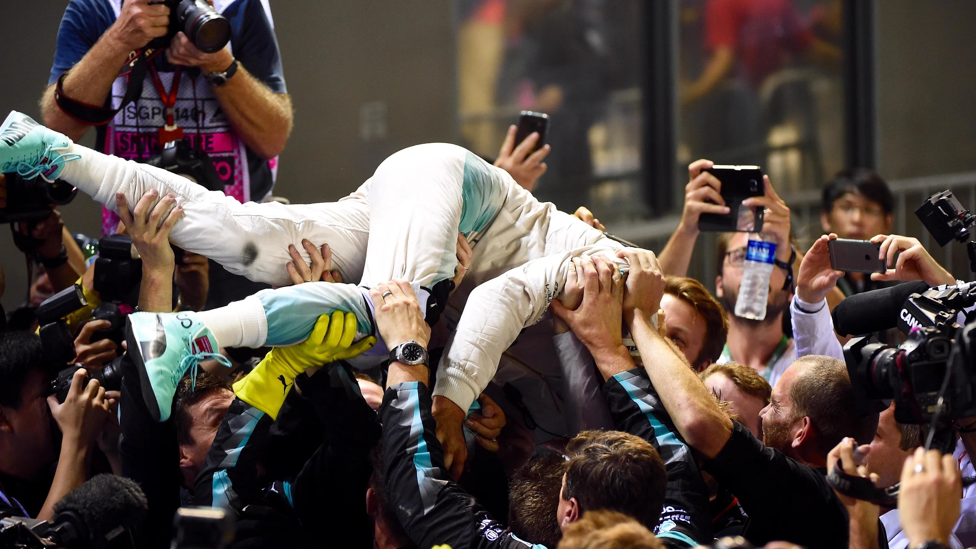 Race winner Nico Rosberg (GER) Mercedes AMG F1 celebrates in parc ferme with the team at Formula