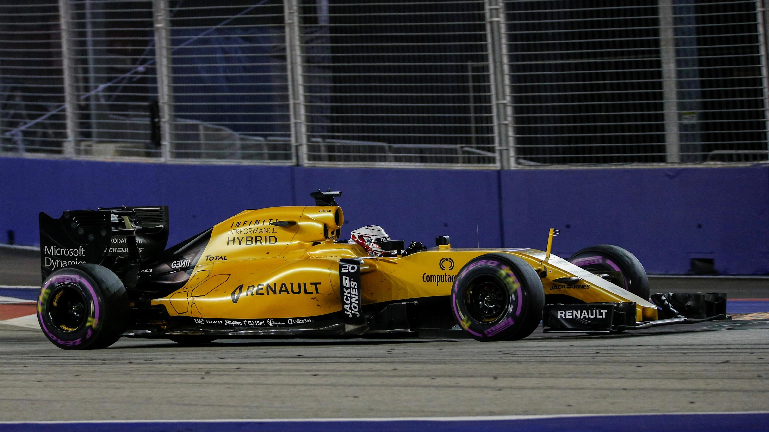 Kevin Magnussen (DEN) Renault Sport F1 Team RS16 at Formula One World Championship, Rd15, Singapore