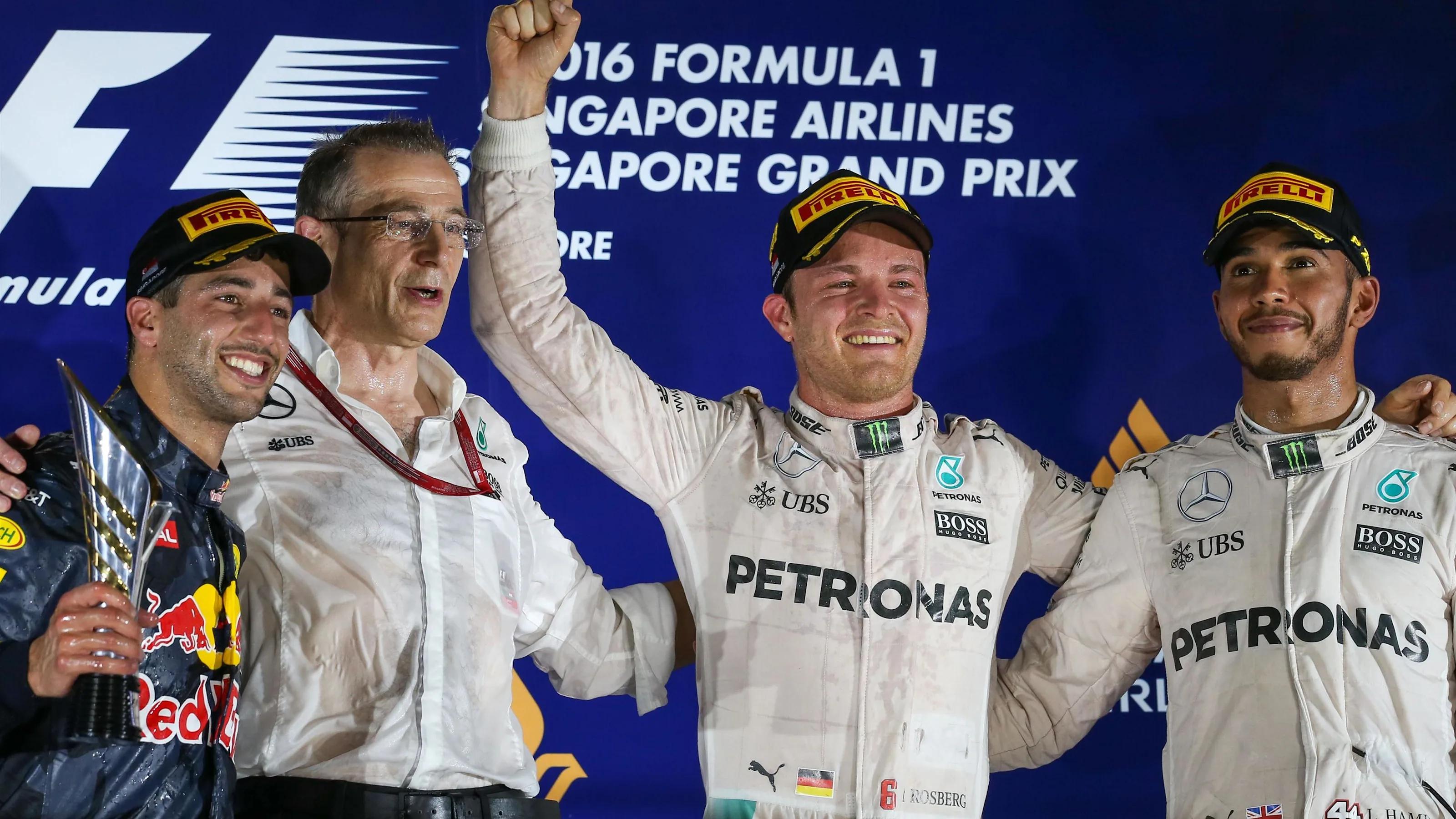 Daniel Ricciardo (AUS) Red Bull Racing, Mark Ellis (GBR) Mercedes AMG F1 Performance Director, race