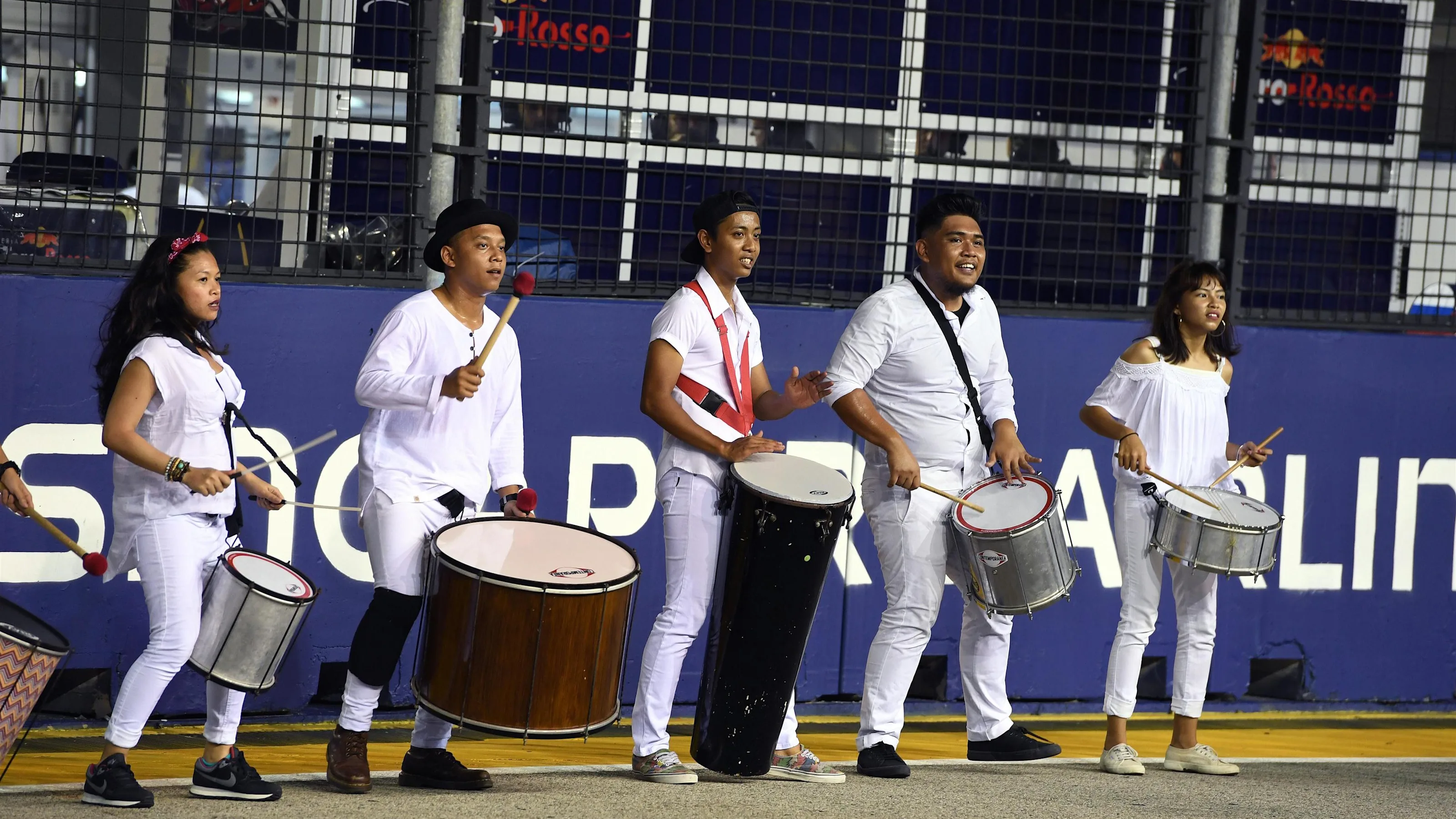 Grid entertainment at Formula One World Championship, Rd15, Singapore Grand Prix, Race, Marina Bay