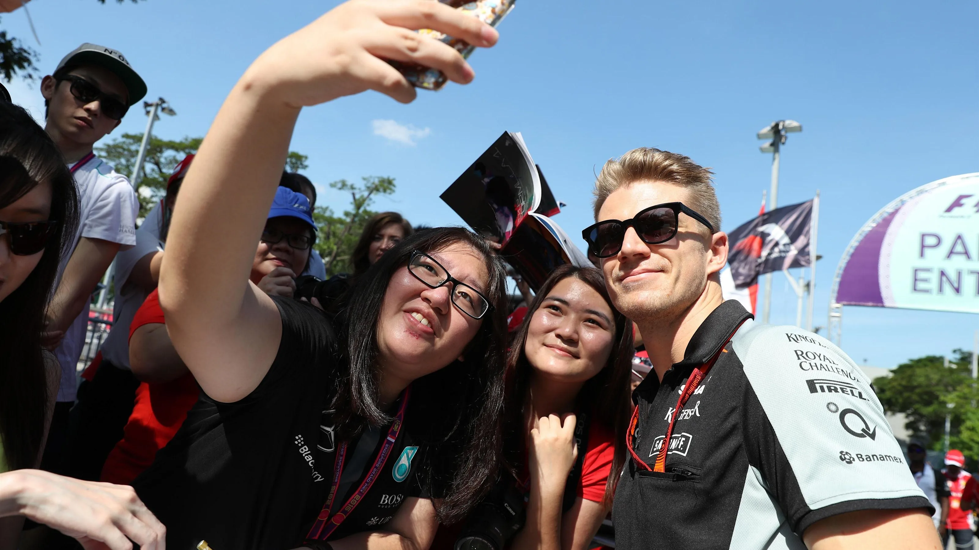 Nico Hulkenberg (GER) Force India F1 fans selfie at Formula One World Championship, Rd15, Singapore
