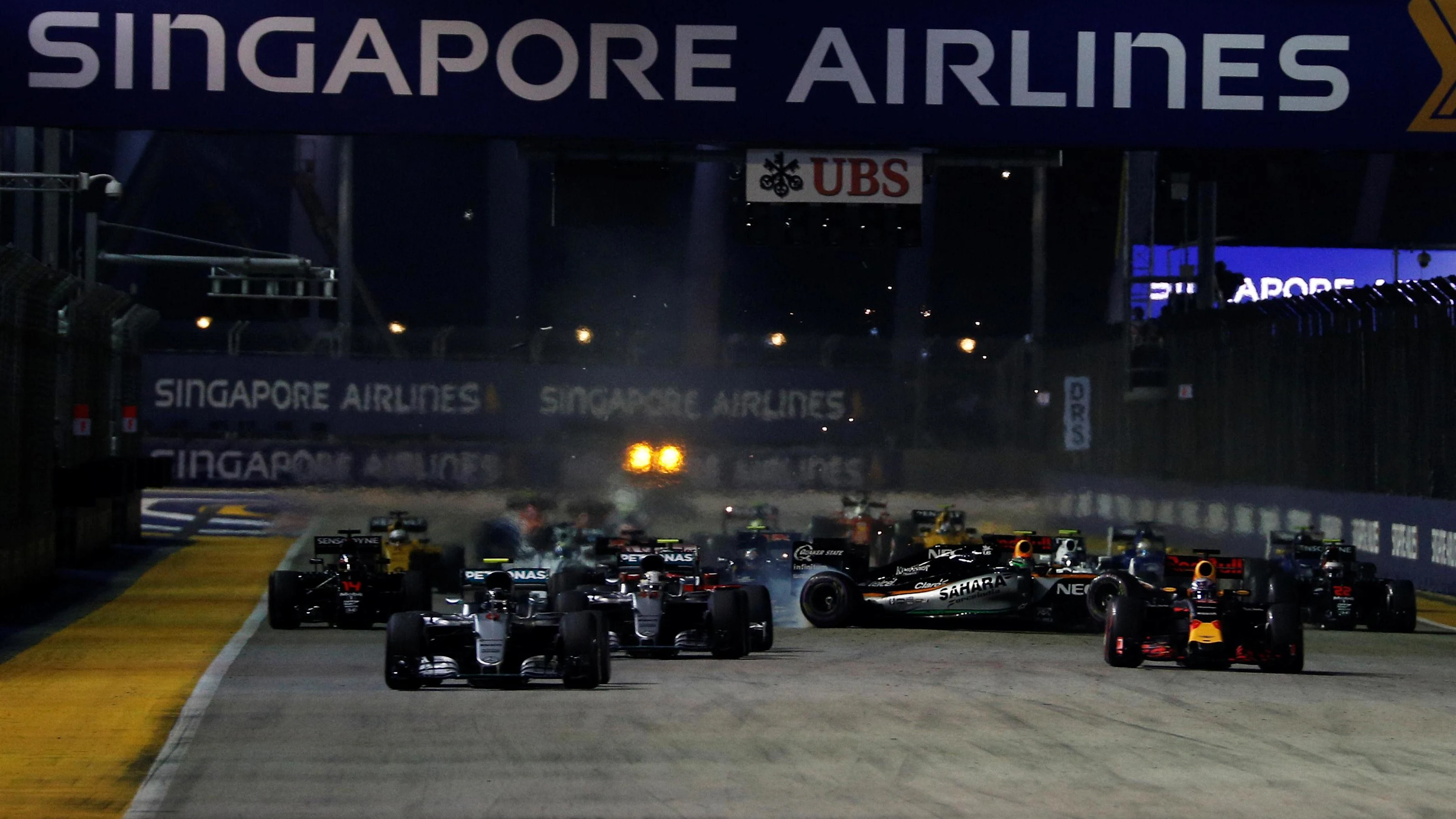 Nico Rosberg (GER) Mercedes-Benz F1 W07 Hybrid leads at the start of the race as Nico Hulkenberg