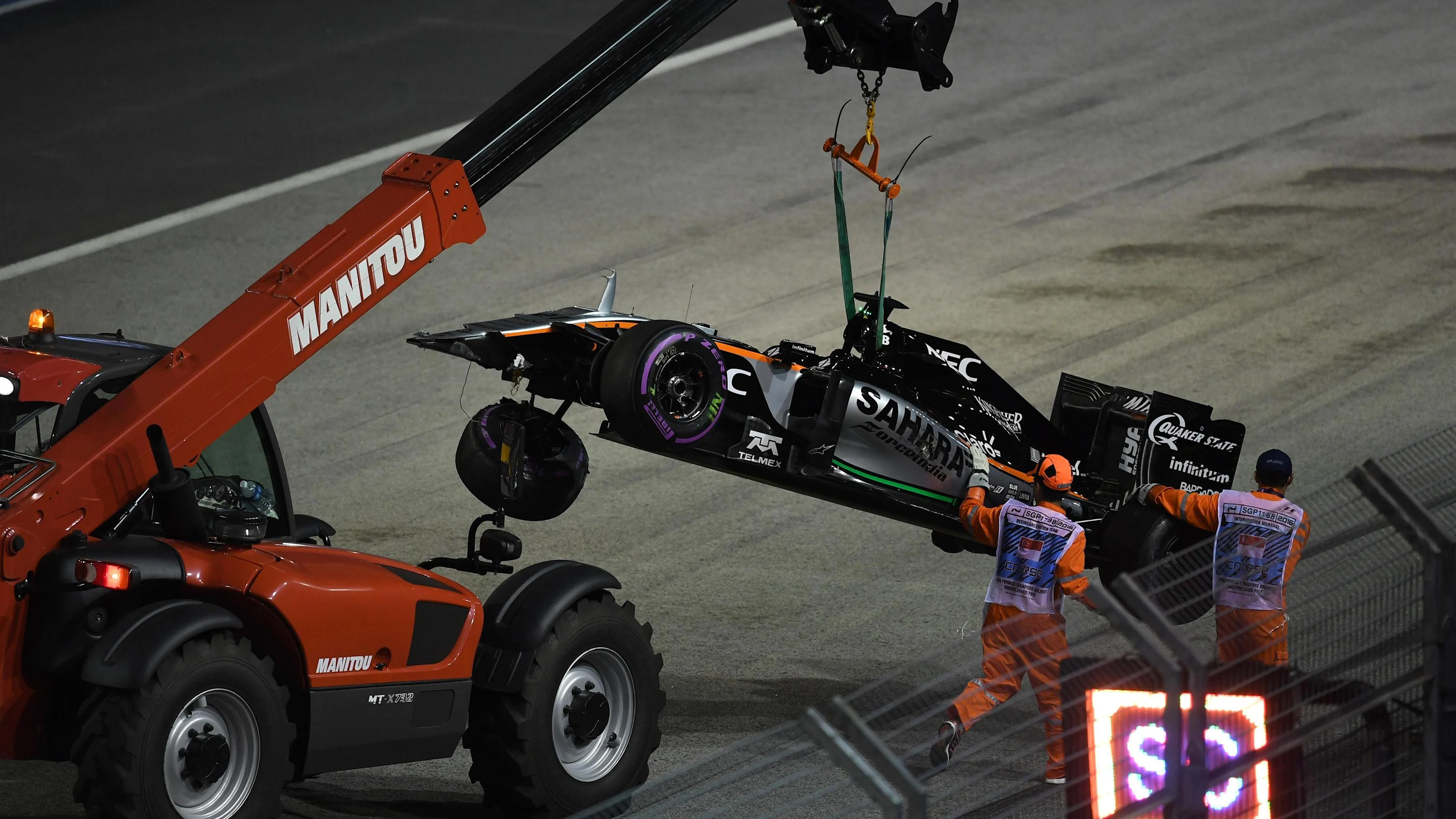 The crashed car of Nico Hulkenberg (GER) Force India VJM09 is recovered at Formula One World