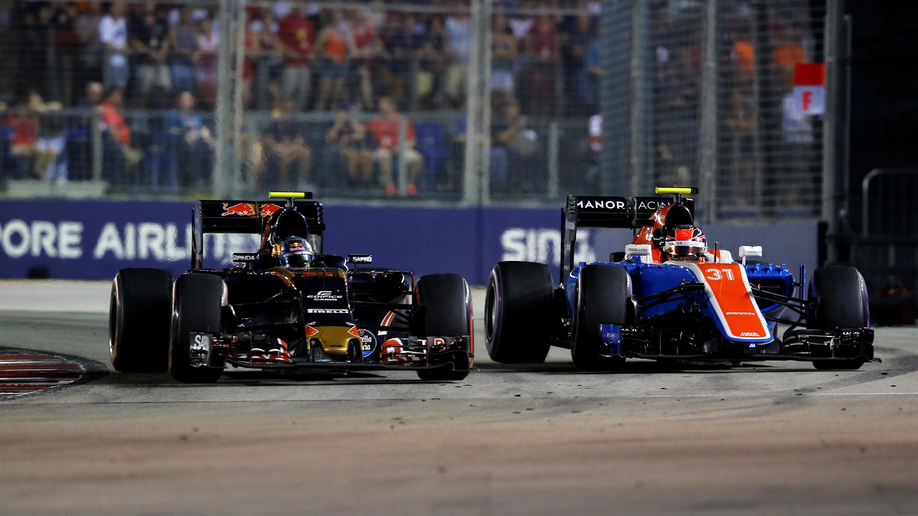 Carlos Sainz jr (ESP) Scuderia Toro Rosso STR11 and Esteban Ocon (FRA) Manor Racing MRT05 battle at