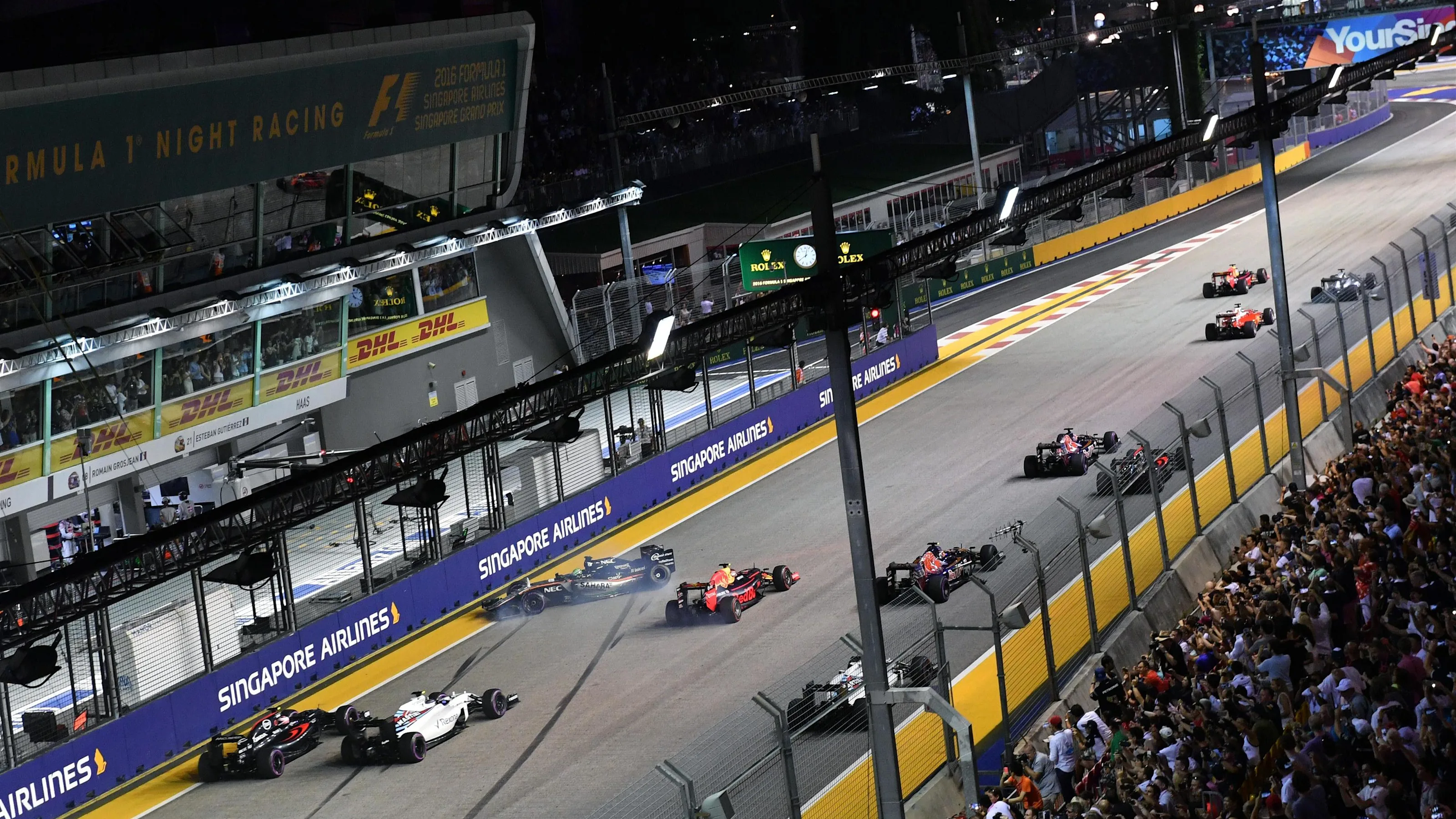 Nico Hulkenberg (GER) Force India VJM09 crashes at the start of the race at Formula One World