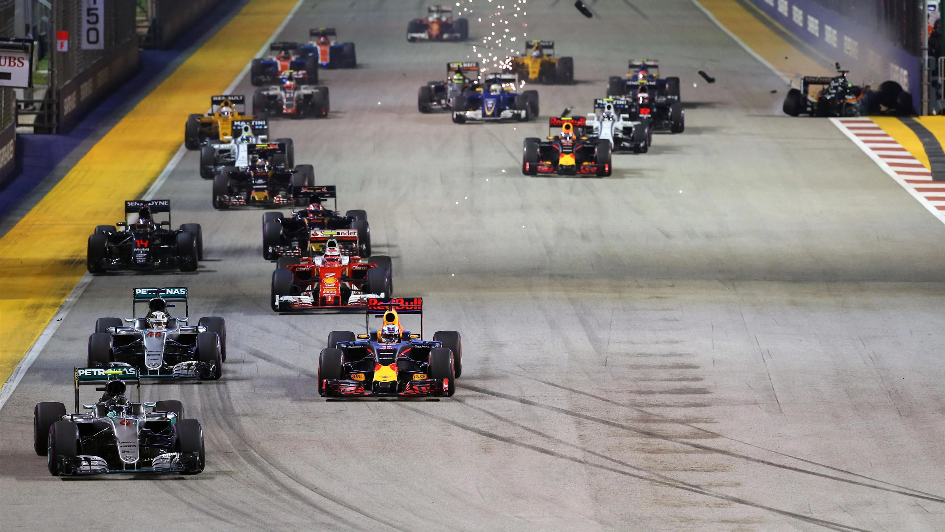 Nico Rosberg (GER) Mercedes-Benz F1 W07 Hybrid leads at the start of the race as Nico Hulkenberg