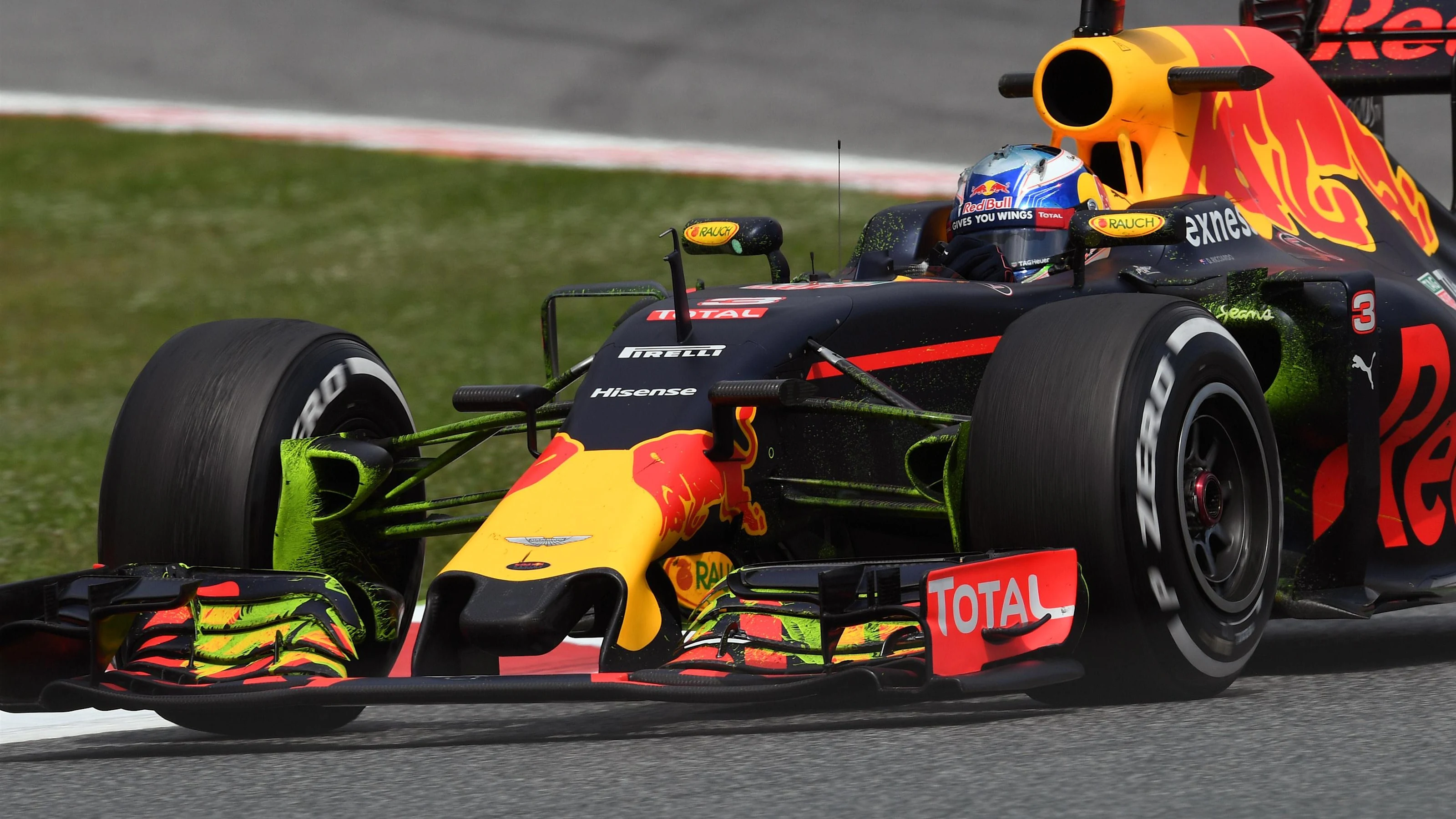 Daniel Ricciardo (AUS) Red Bull Racing RB12 wirh aero paint on front suspension at Formula One