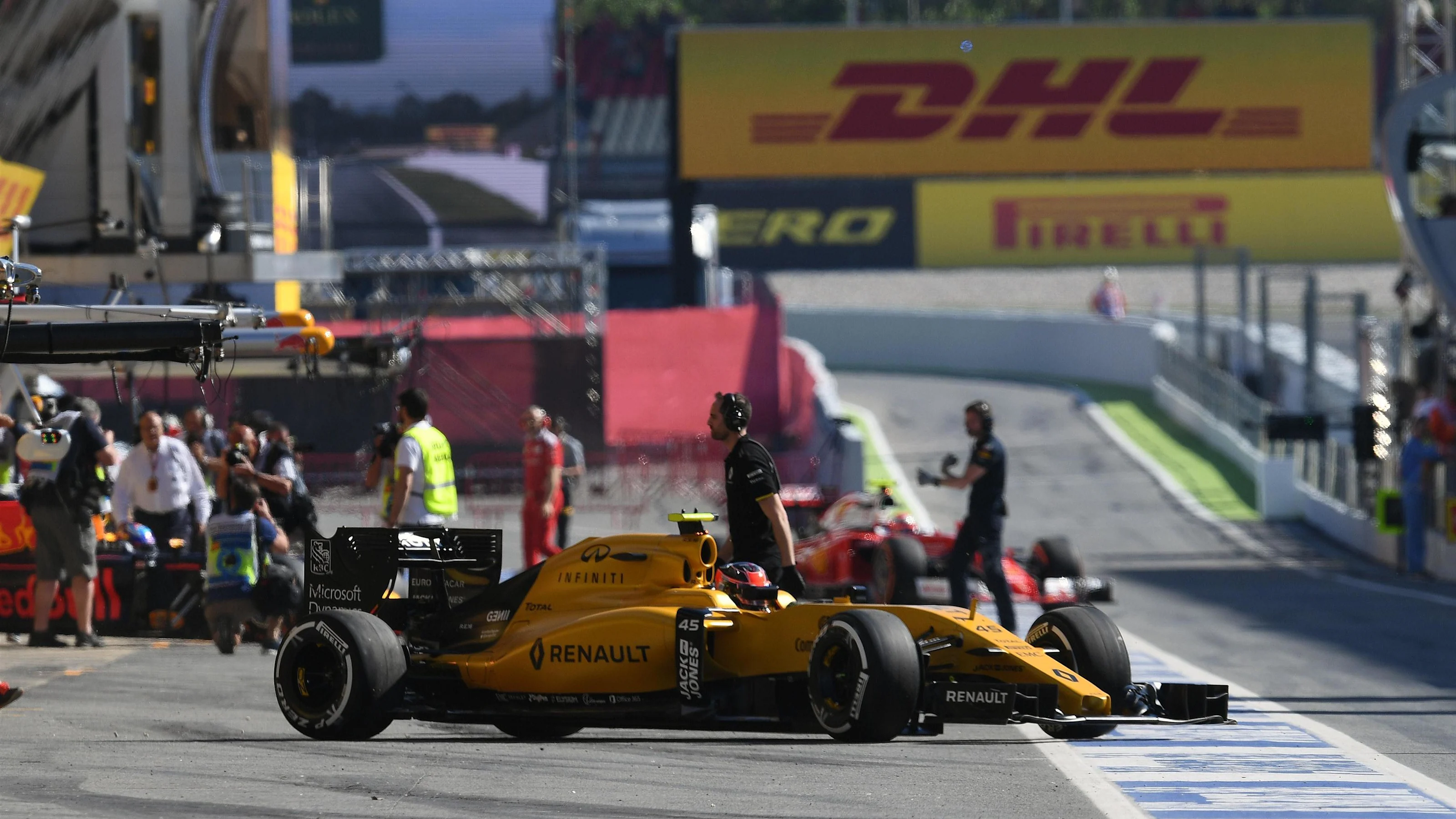 Esteban Ocon (FRA) Renault Sport F1 Team RS16 at Formula One World Championship, Rd5, Spanish Grand
