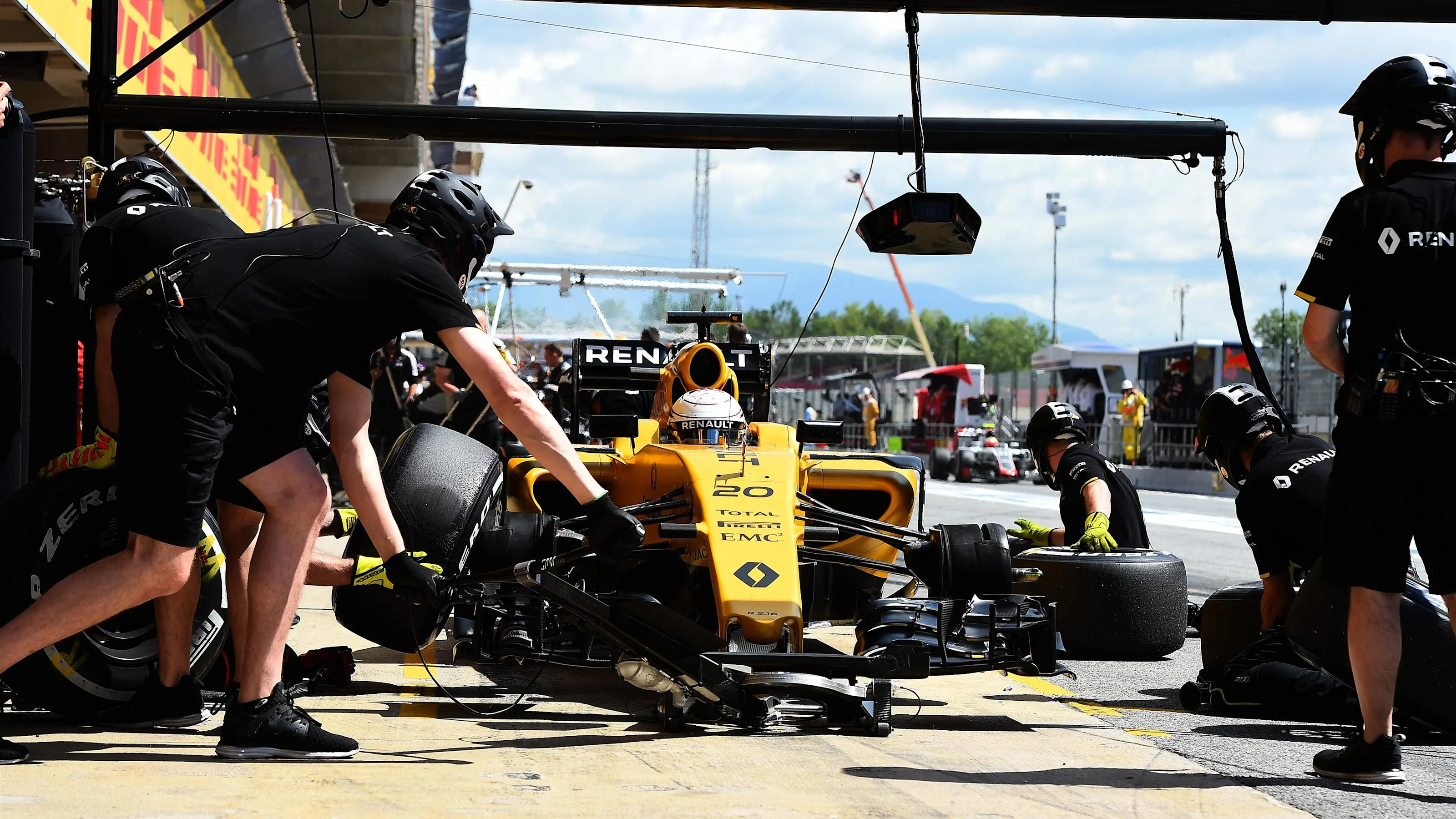 Kevin Magnussen (DEN) Renault Sport F1 Team RS16 pit stop at Formula One World Championship, Rd5,