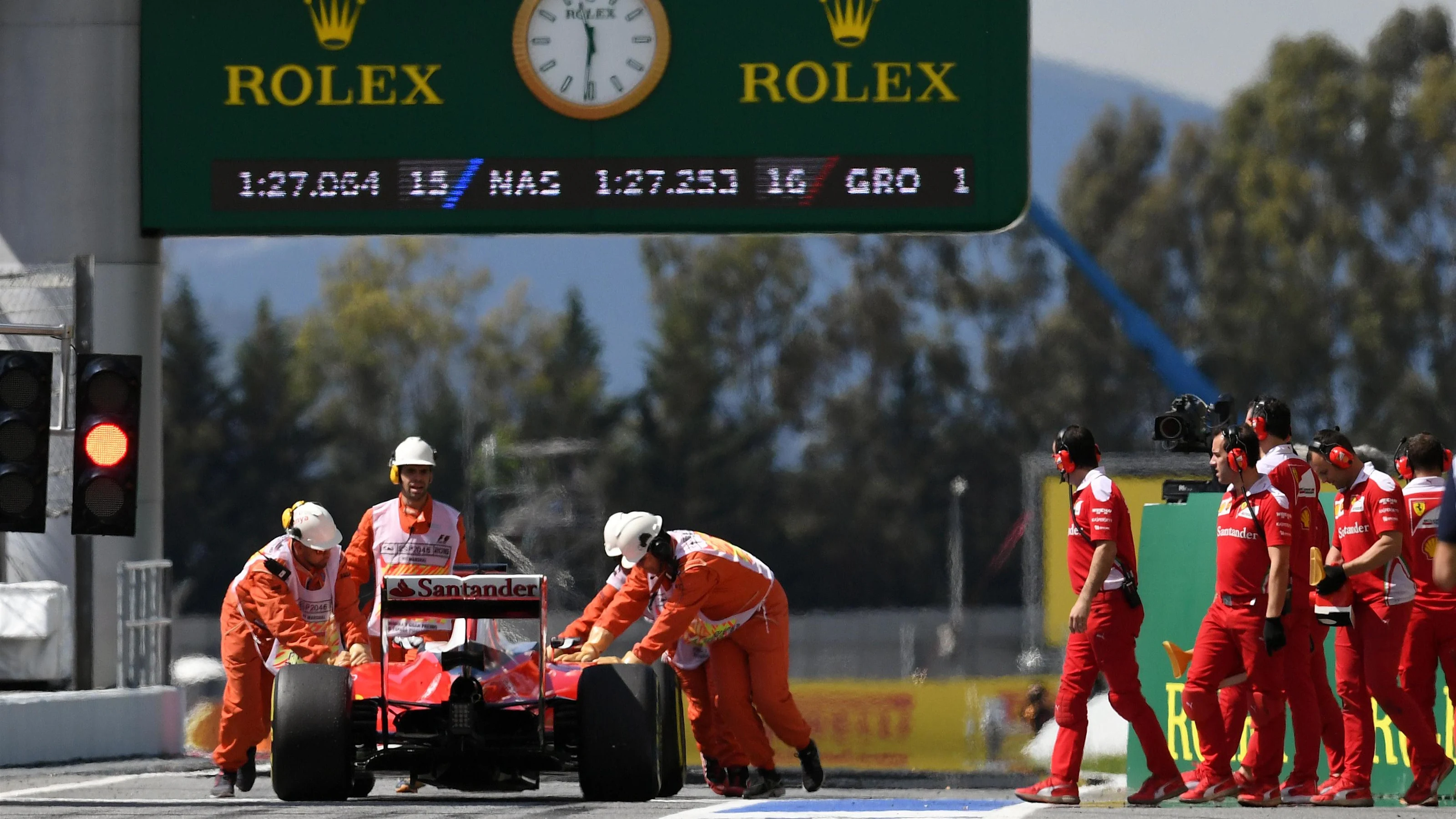 Sebastian Vettel (GER) Ferrari SF16-H is pushed in pit lane by the Ferrari mechanics after stopping