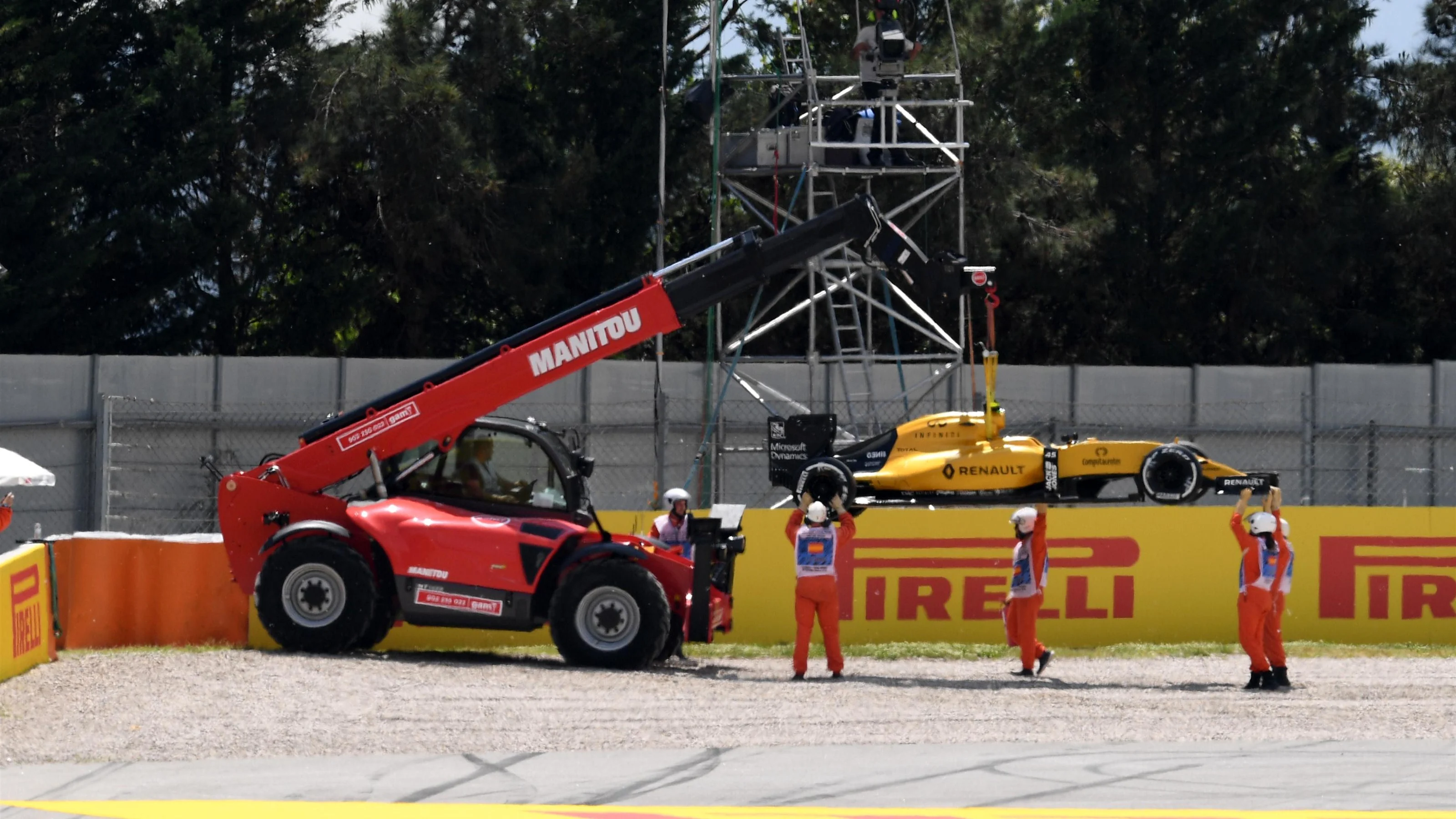 The car of Jolyon Palmer (GBR) Renault Sport F1 Team RS16 is recovered after a puncture and blow