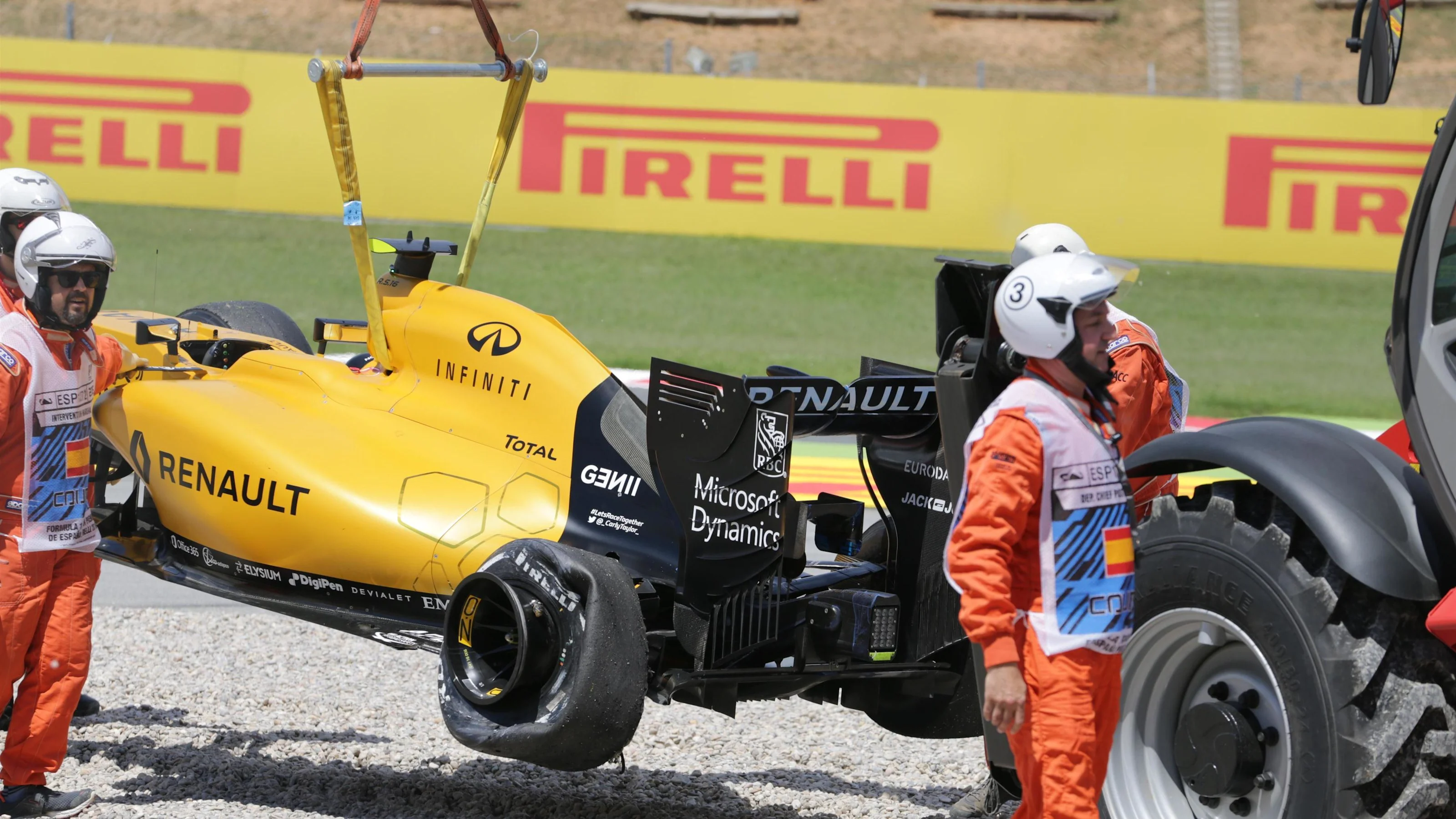 The car of Jolyon Palmer (GBR) Renault Sport F1 Team RS16 is recovered after a rear puncture blow