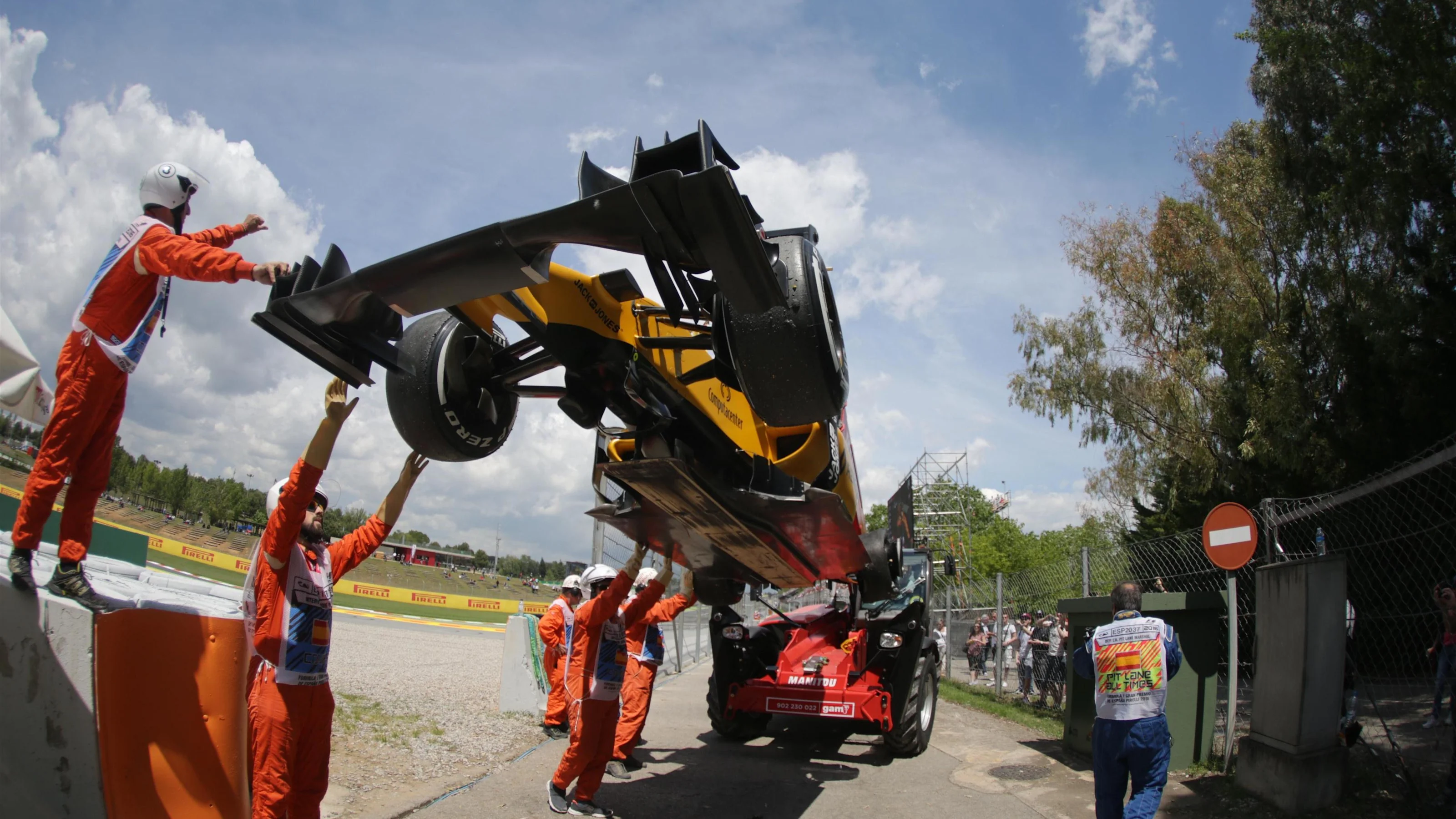 The car of Jolyon Palmer (GBR) Renault Sport F1 Team RS16 is recovered after a rear puncture blow