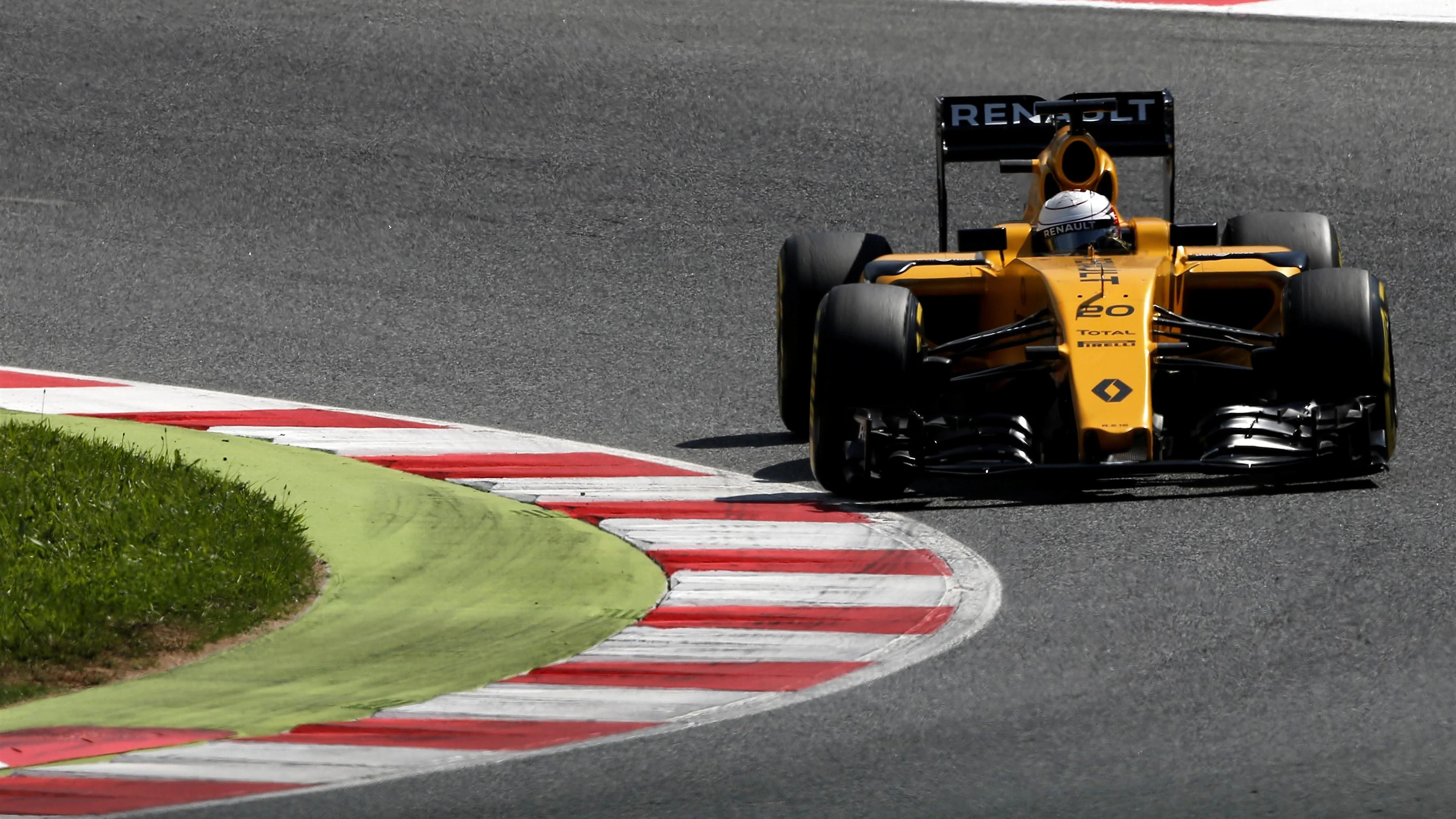 Kevin Magnussen (DEN) Renault Sport F1 Team RS16 at Formula One World Championship, Rd5, Spanish