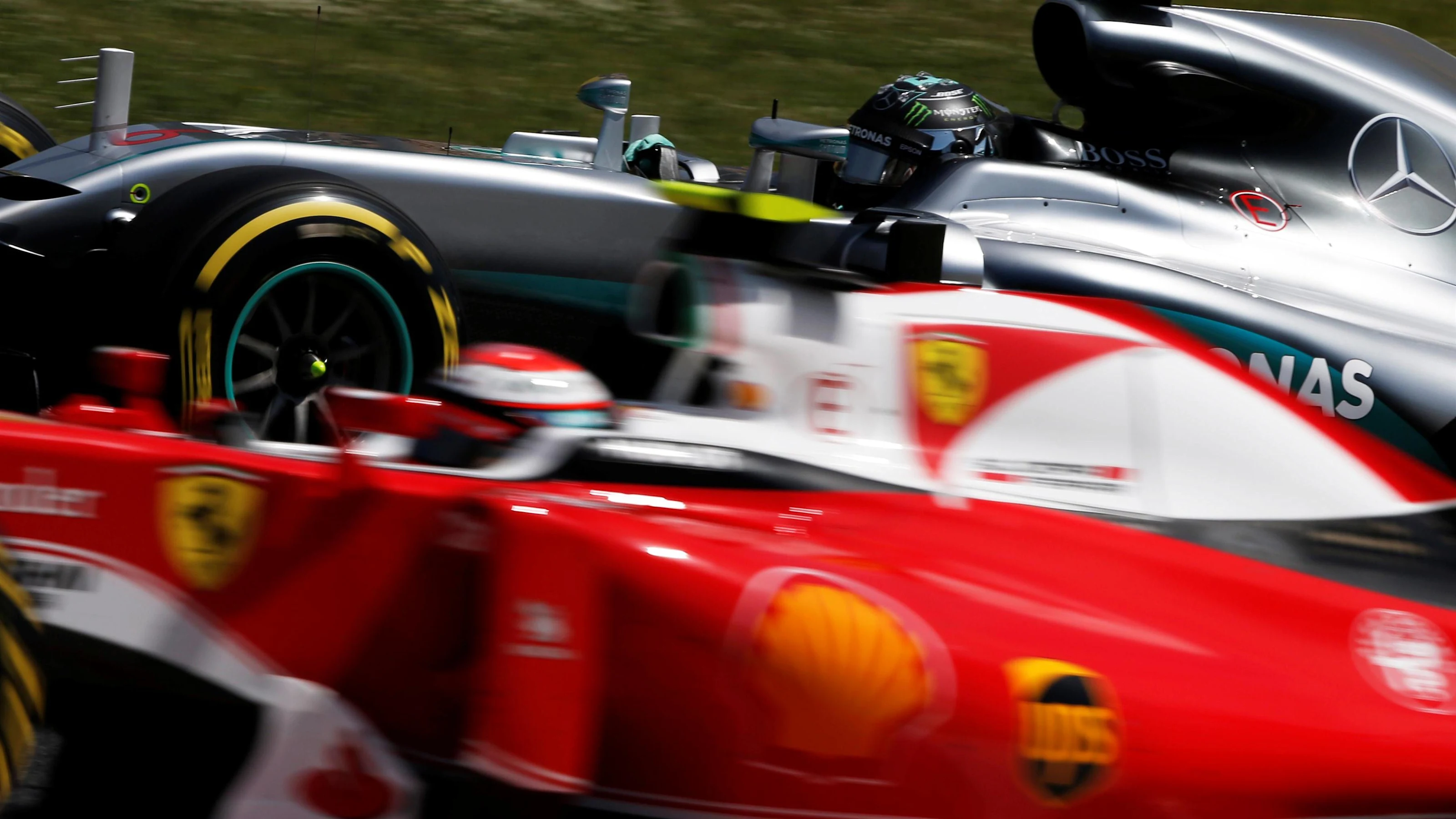 Nico Rosberg (GER) Mercedes-Benz F1 W07 Hybrid and Sebastian Vettel (GER) Ferrari SF16-H at Formula