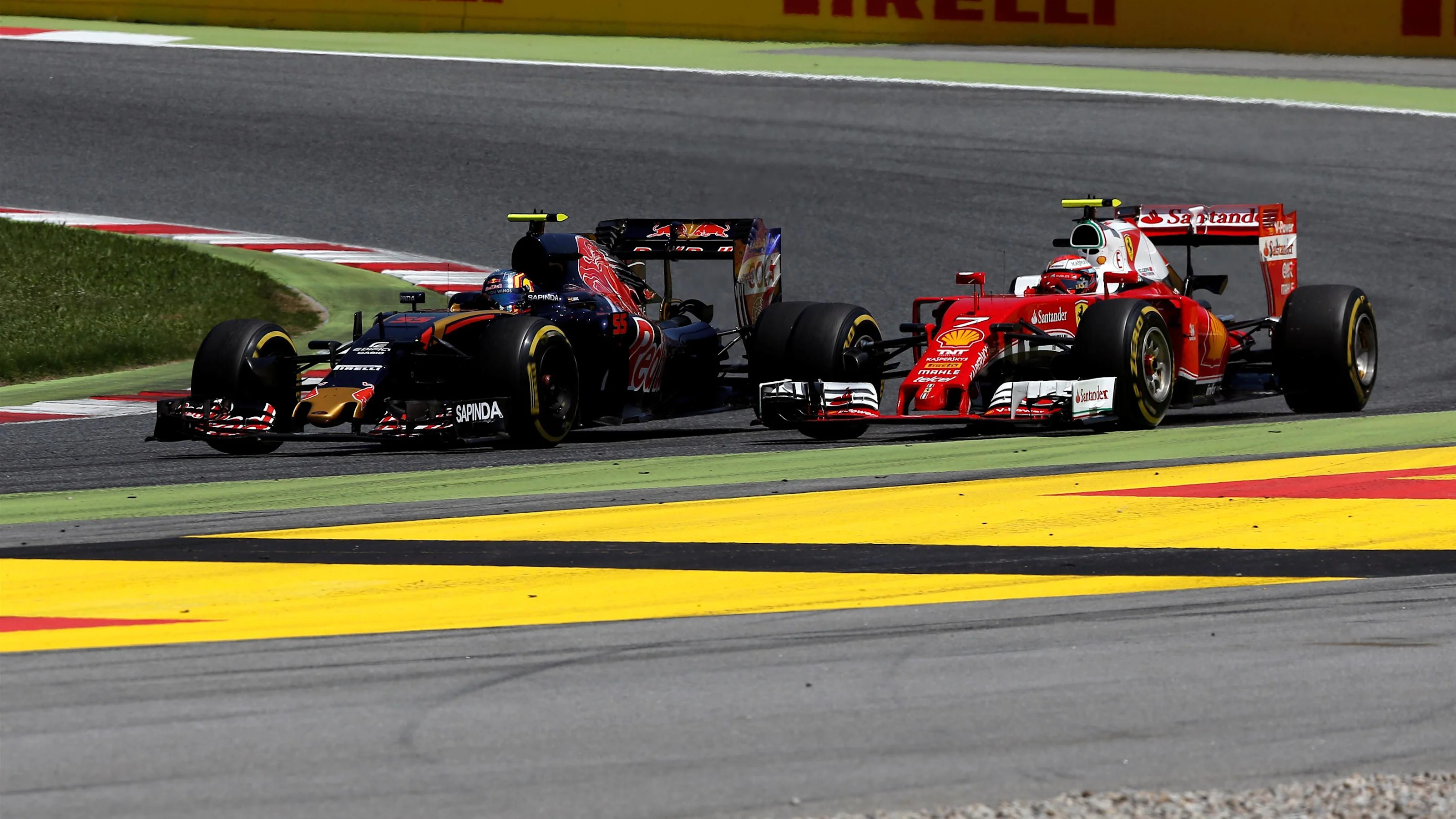 Carlos Sainz jr (ESP) Scuderia Toro Rosso STR11 and Kimi Raikkonen (FIN) Ferrari SF16-H battle at