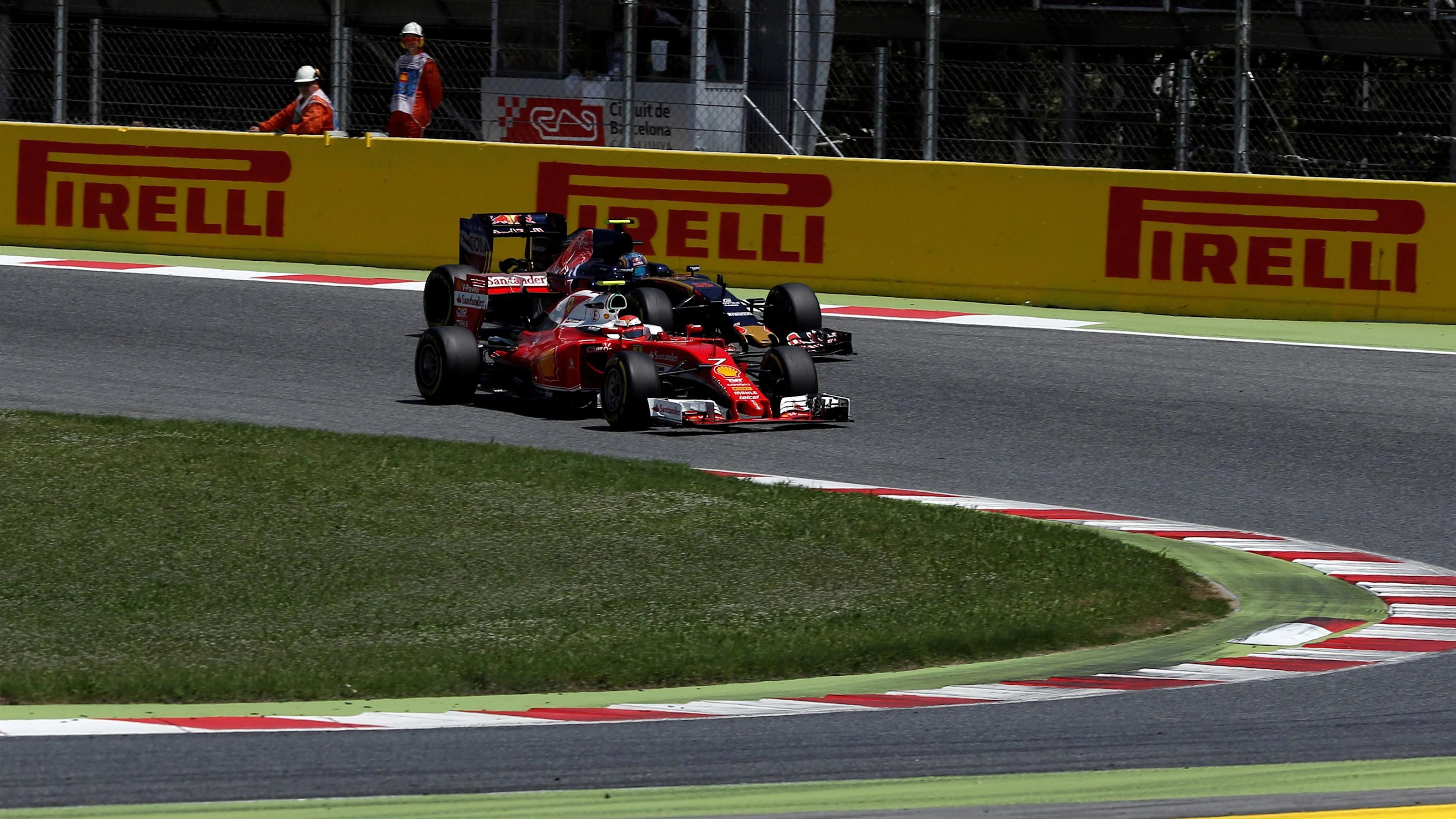Kimi Raikkonen (FIN) Ferrari SF16-H and Carlos Sainz jr (ESP) Scuderia Toro Rosso STR11 battle at