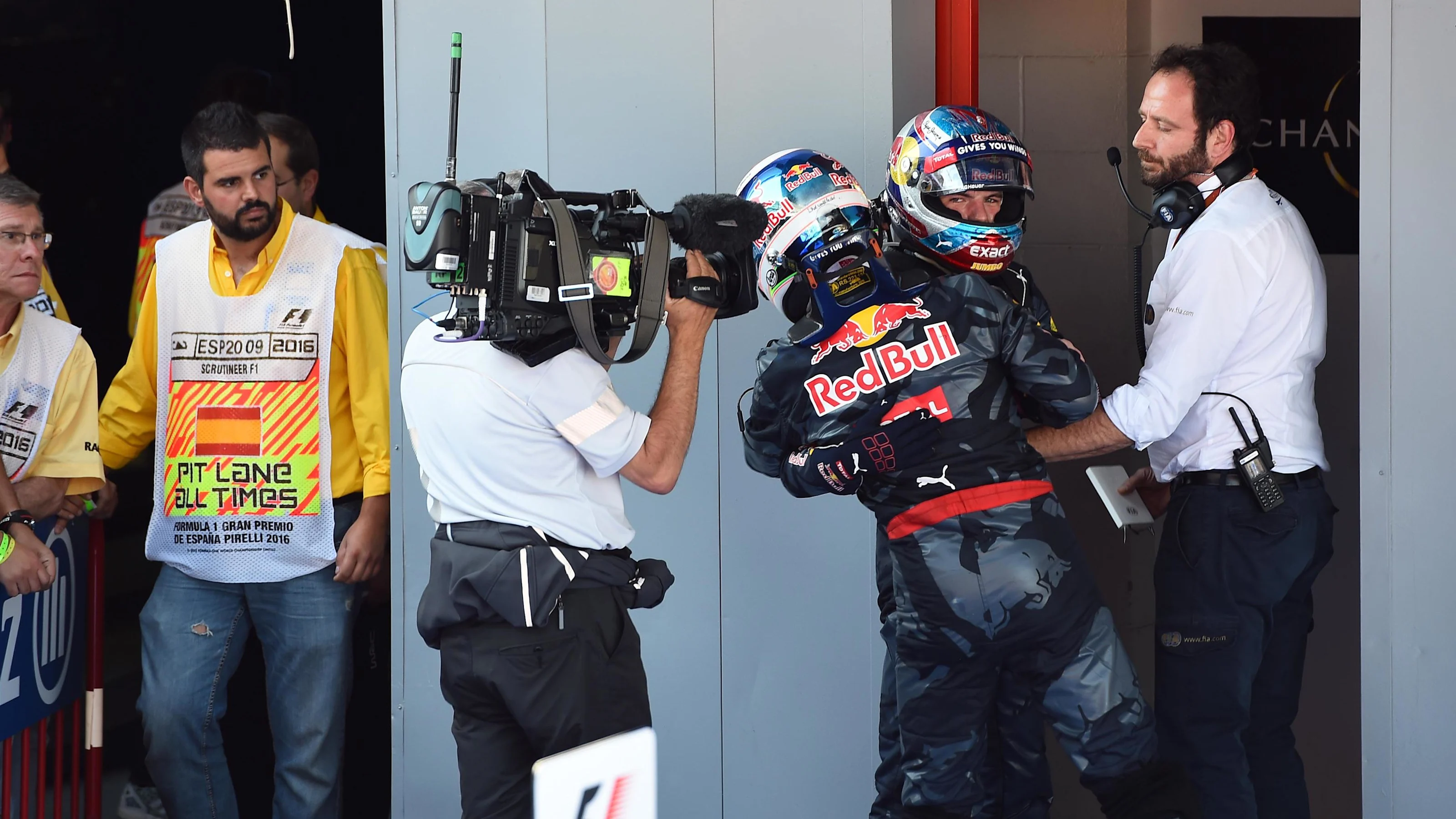 Daniel Ricciardo (AUS) Red Bull Racing celebrates with race winner Max Verstappen (NED) Red Bull