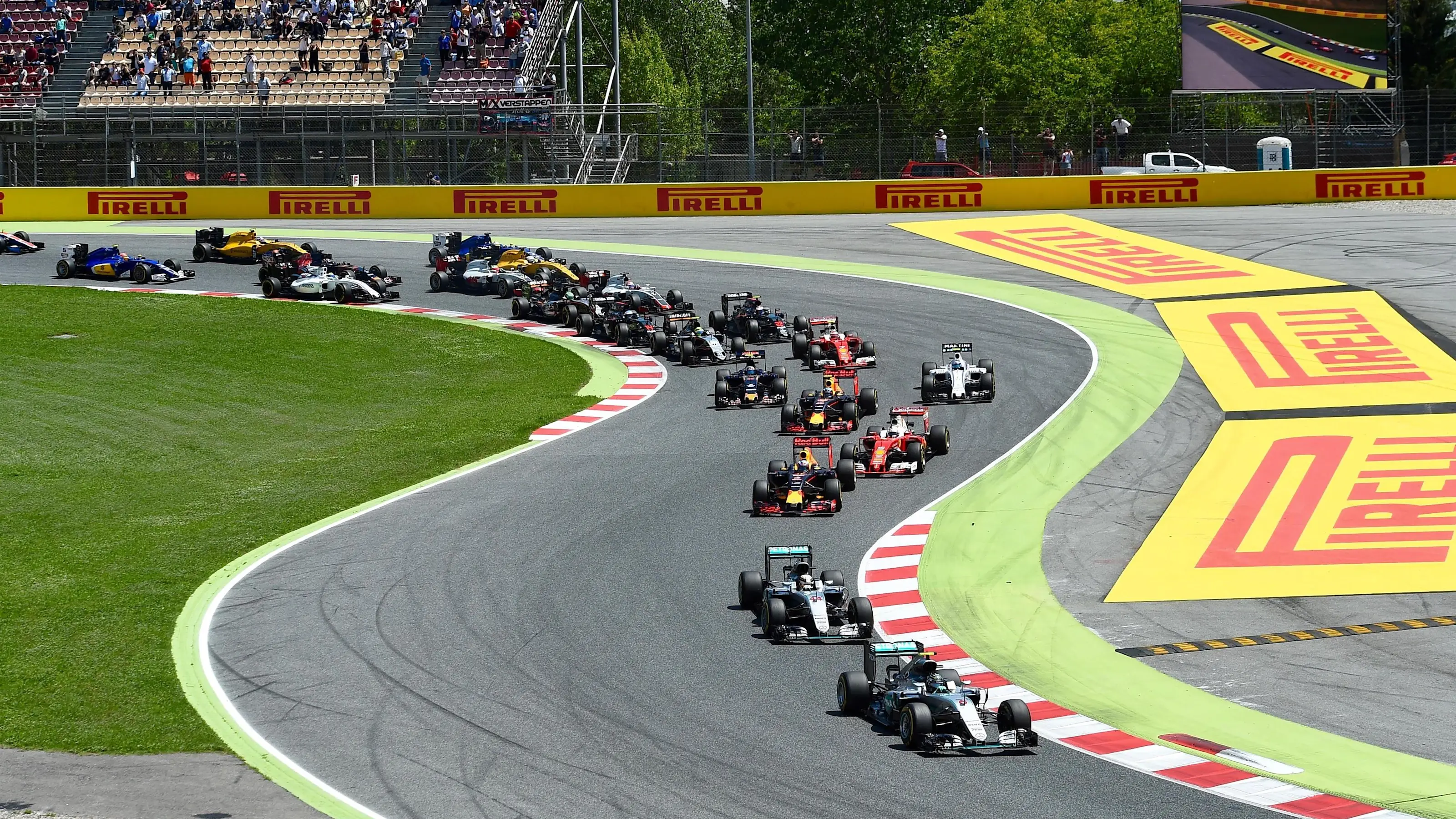 Nico Rosberg (GER) Mercedes-Benz F1 W07 Hybrid leads at the start of the race at Formula One World