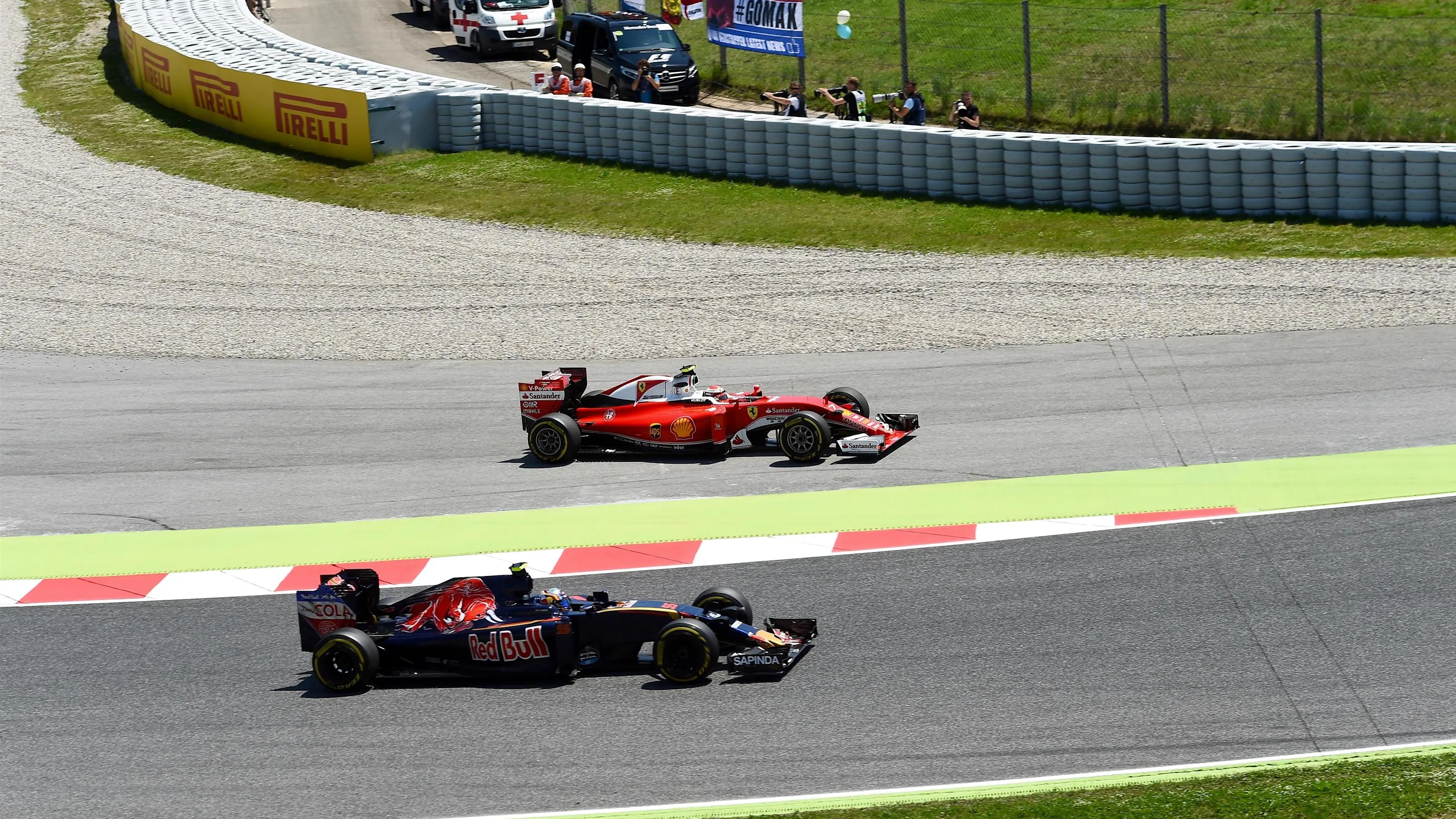 Carlos Sainz jr (ESP) Scuderia Toro Rosso STR11 and Kimi Raikkonen (FIN) Ferrari SF16-H battle for