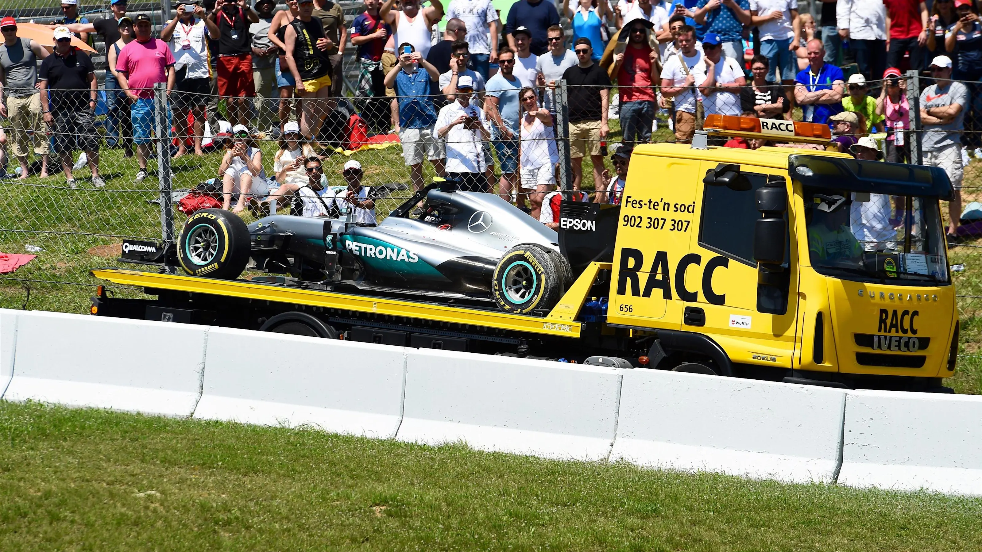 The car of Nico Rosberg (GER) Mercedes-Benz F1 W07 Hybrid is recovered at Formula One World