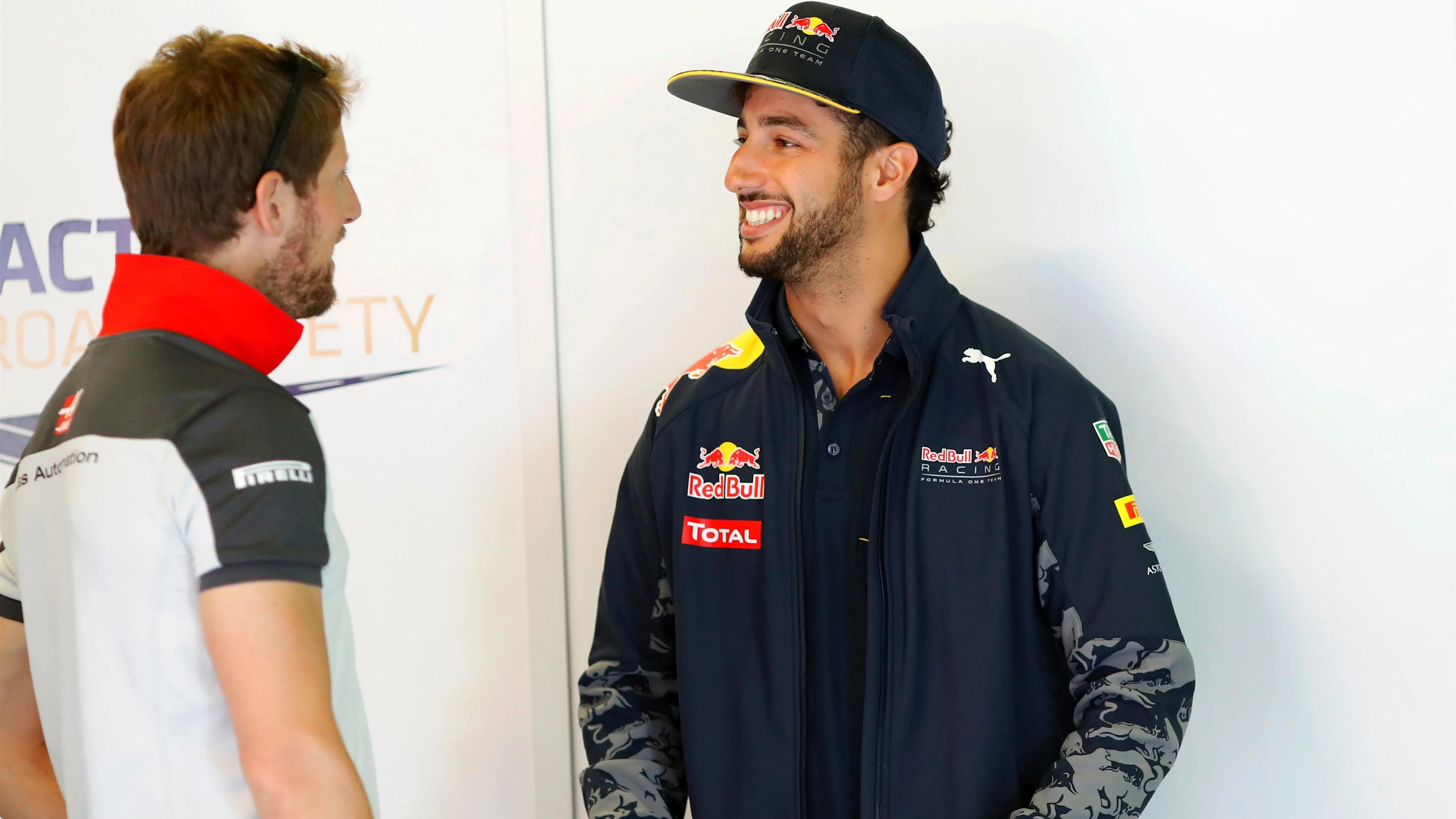 Romain Grosjean (FRA) Haas F1 and Daniel Ricciardo (AUS) Red Bull Racing at Formula One World