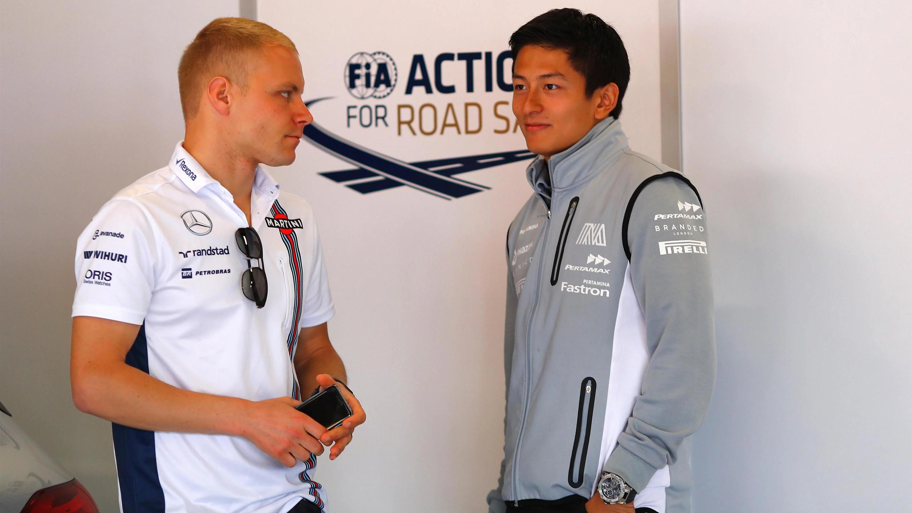 Valtteri Bottas (FIN) Williams and Rio Haryanto (IDN) Manor Racing at Formula One World