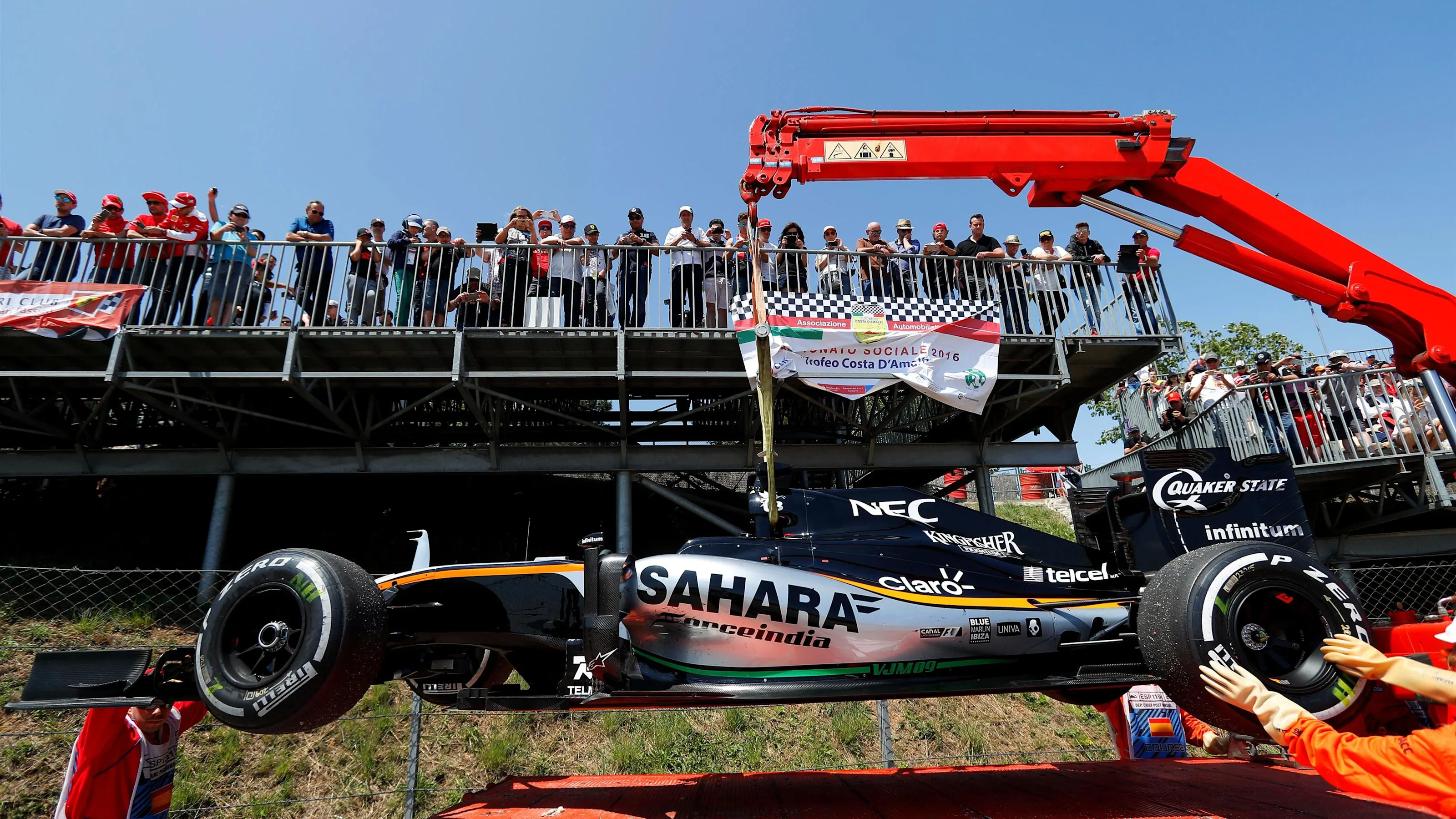The car of Nico Hulkenberg (GER) Force India VJM09 is recovered after retiring from the race with a