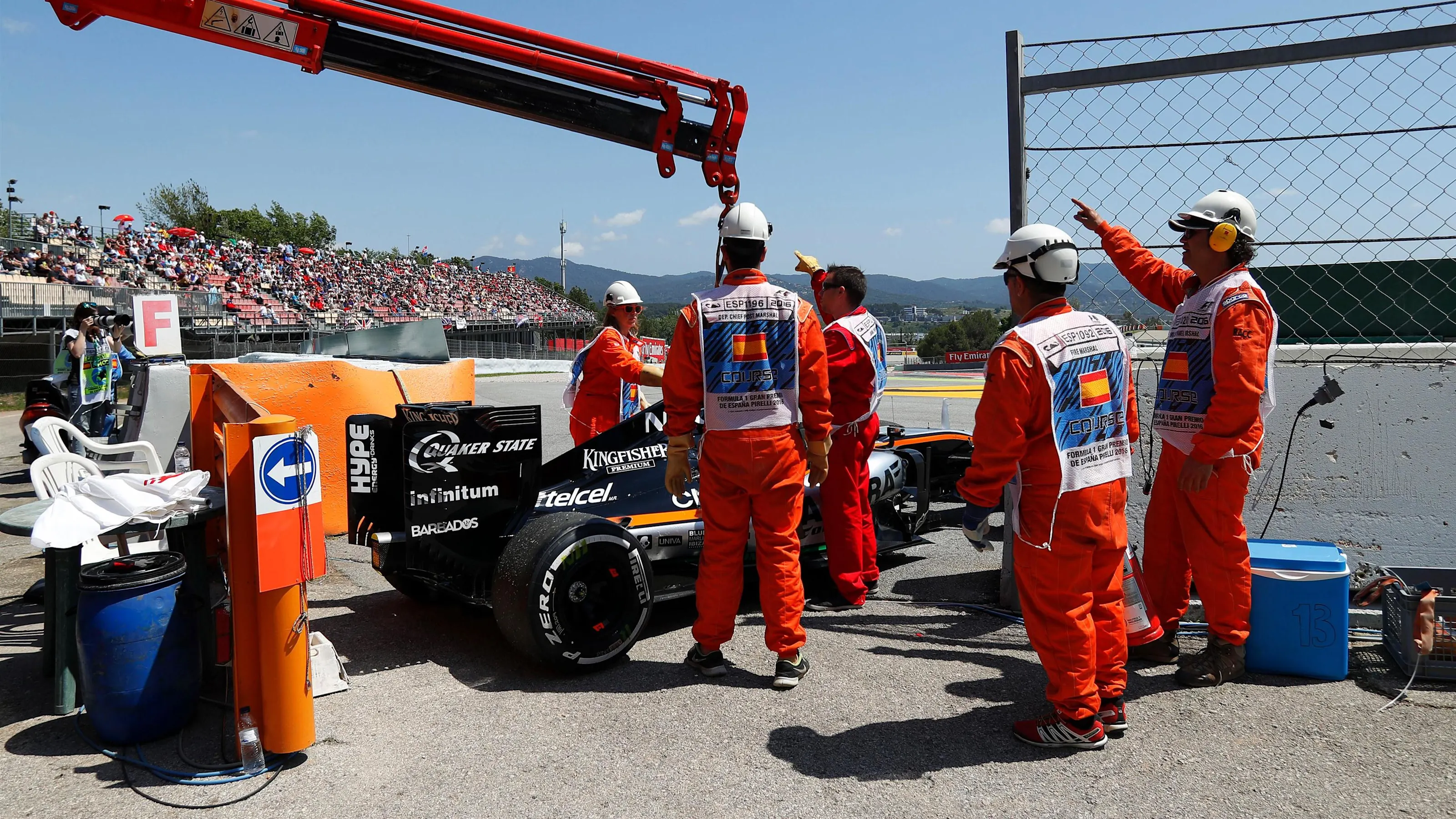 The car of Nico Hulkenberg (GER) Force India VJM09 is recovered after retiring from the race with a