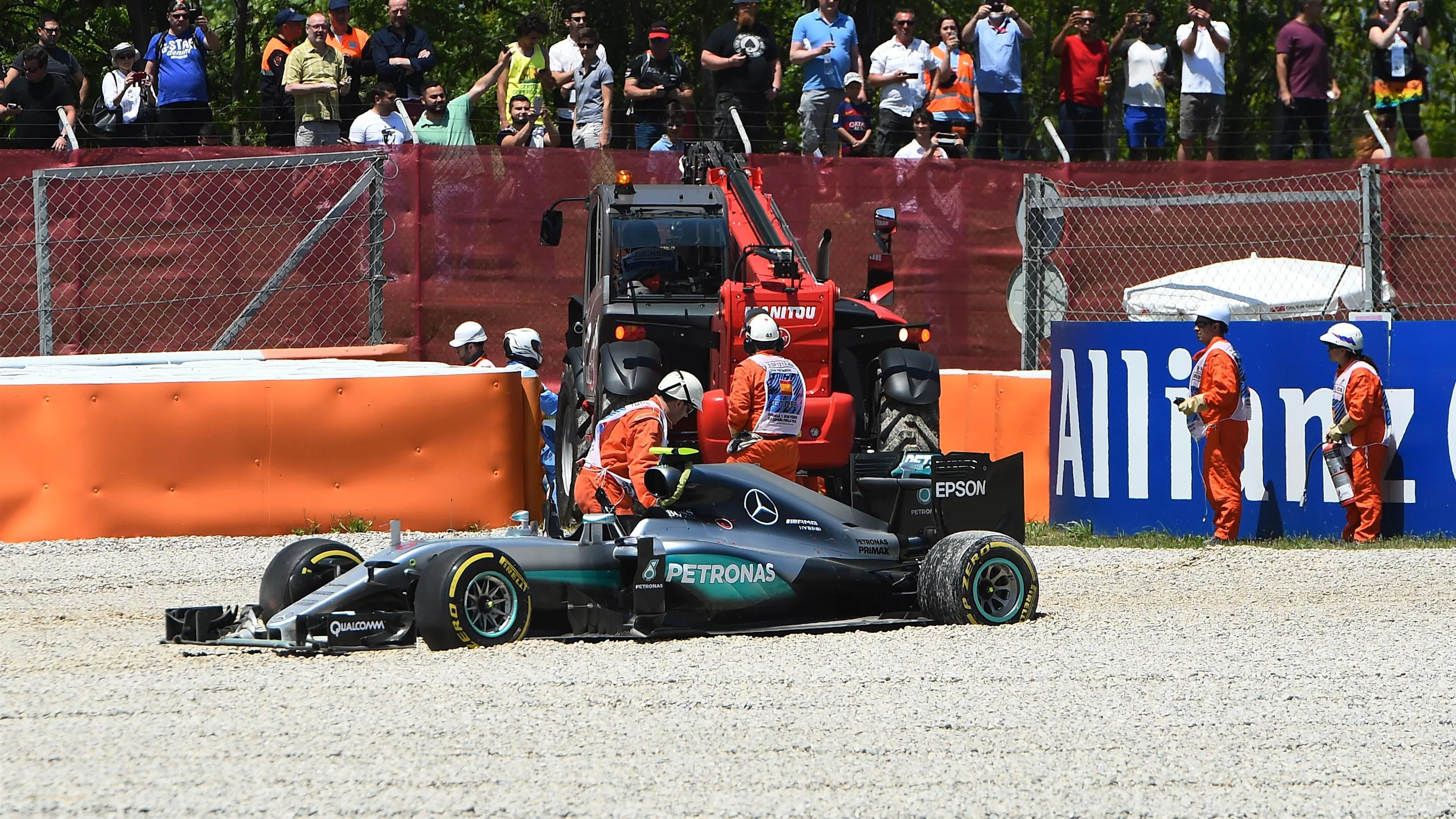 The crashed car of Nico Rosberg (GER) Mercedes-Benz F1 W07 Hybrid is recovered at Formula One World