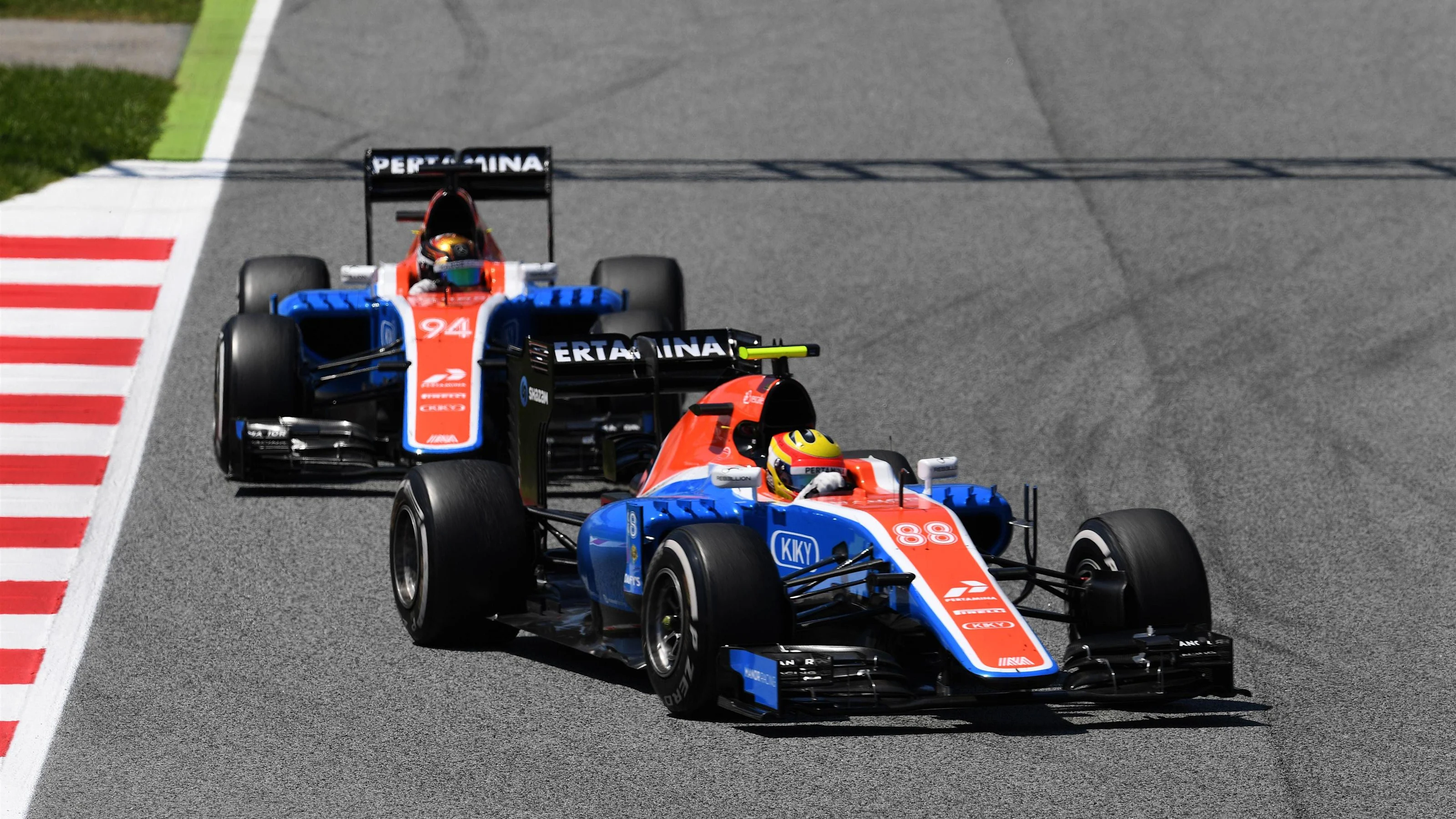 Rio Haryanto (IDN) Manor Racing MRT05 leads Pascal Wehrlein (GER) Manor Racing MRT05 at Formula One