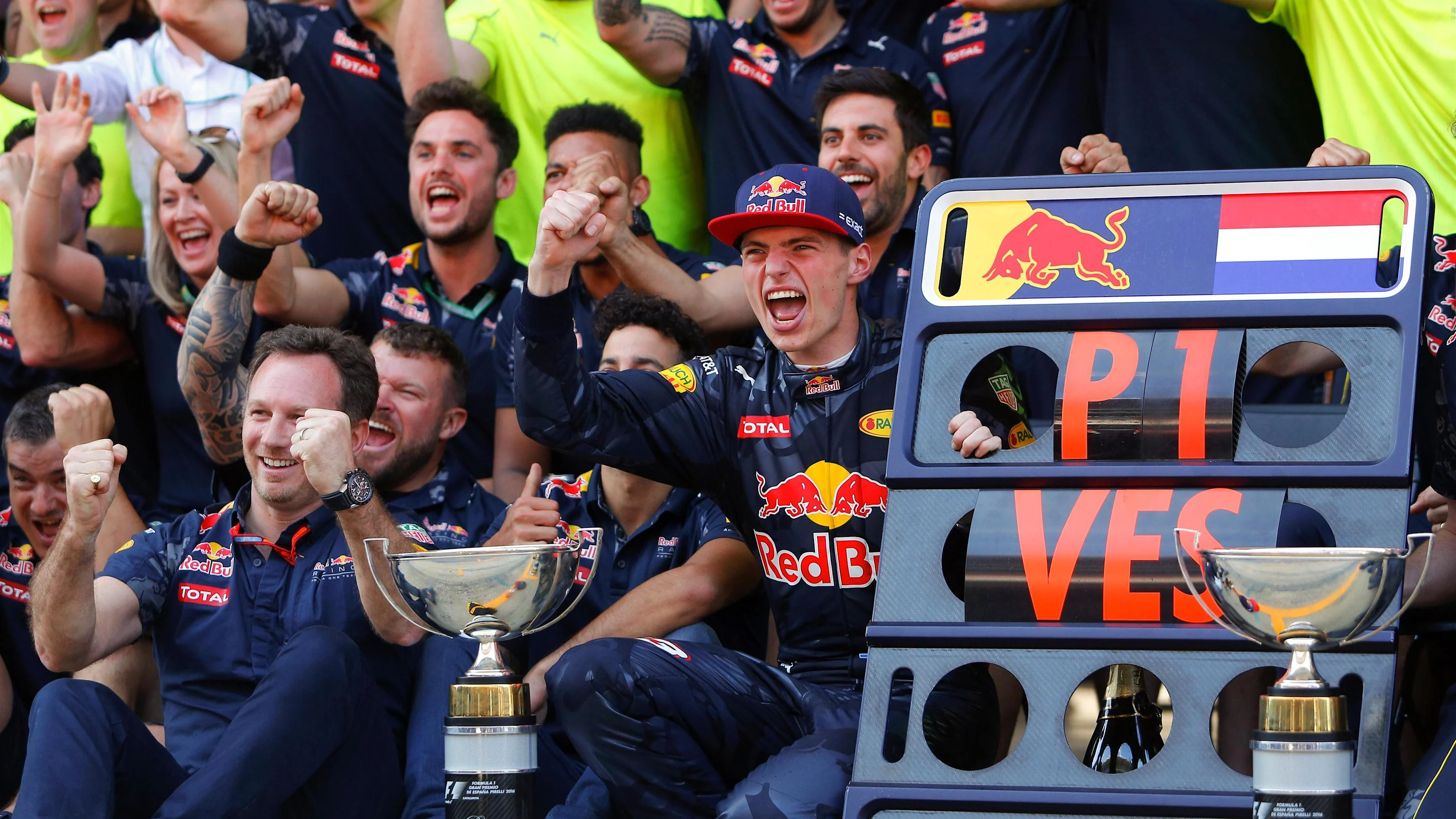 Race winner Max Verstappen (NED) Red Bull Racing celebrates with the team at Formula One World