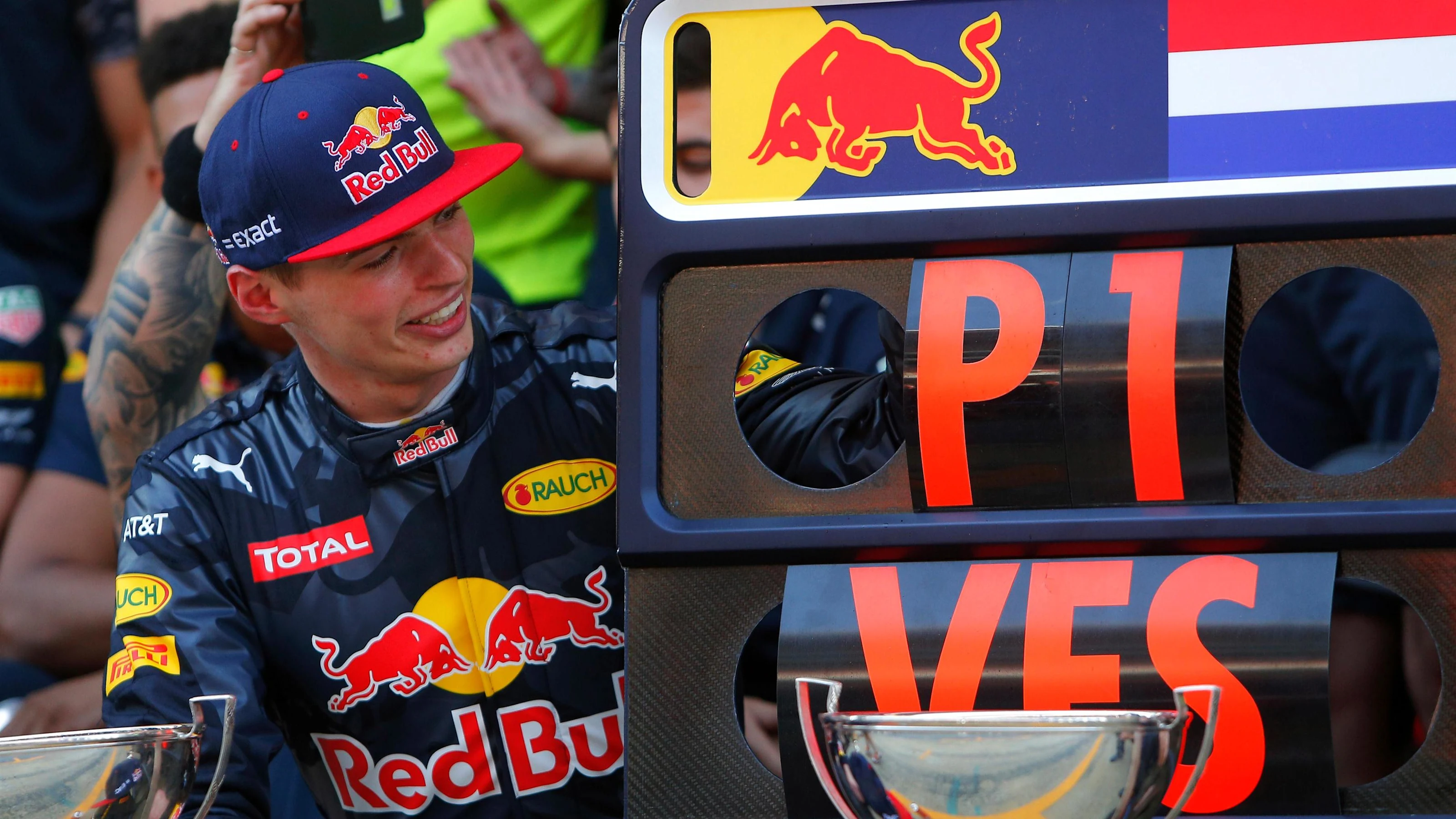 Race winner Max Verstappen (NED) Red Bull Racing celebrates with the team at Formula One World