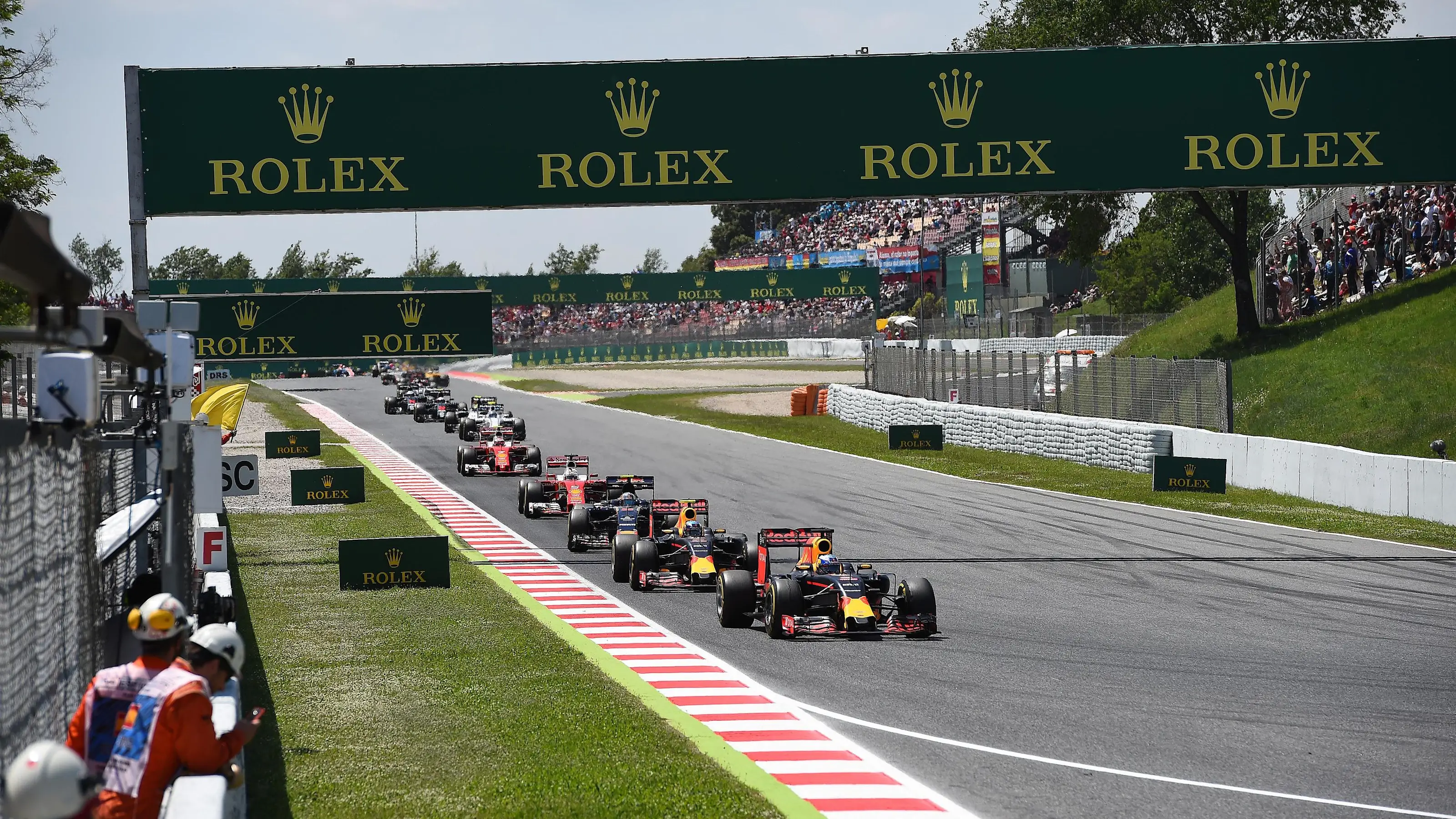 Daniel Ricciardo (AUS) Red Bull Racing RB12 leads Max Verstappen (NED) Red Bull Racing RB12 at