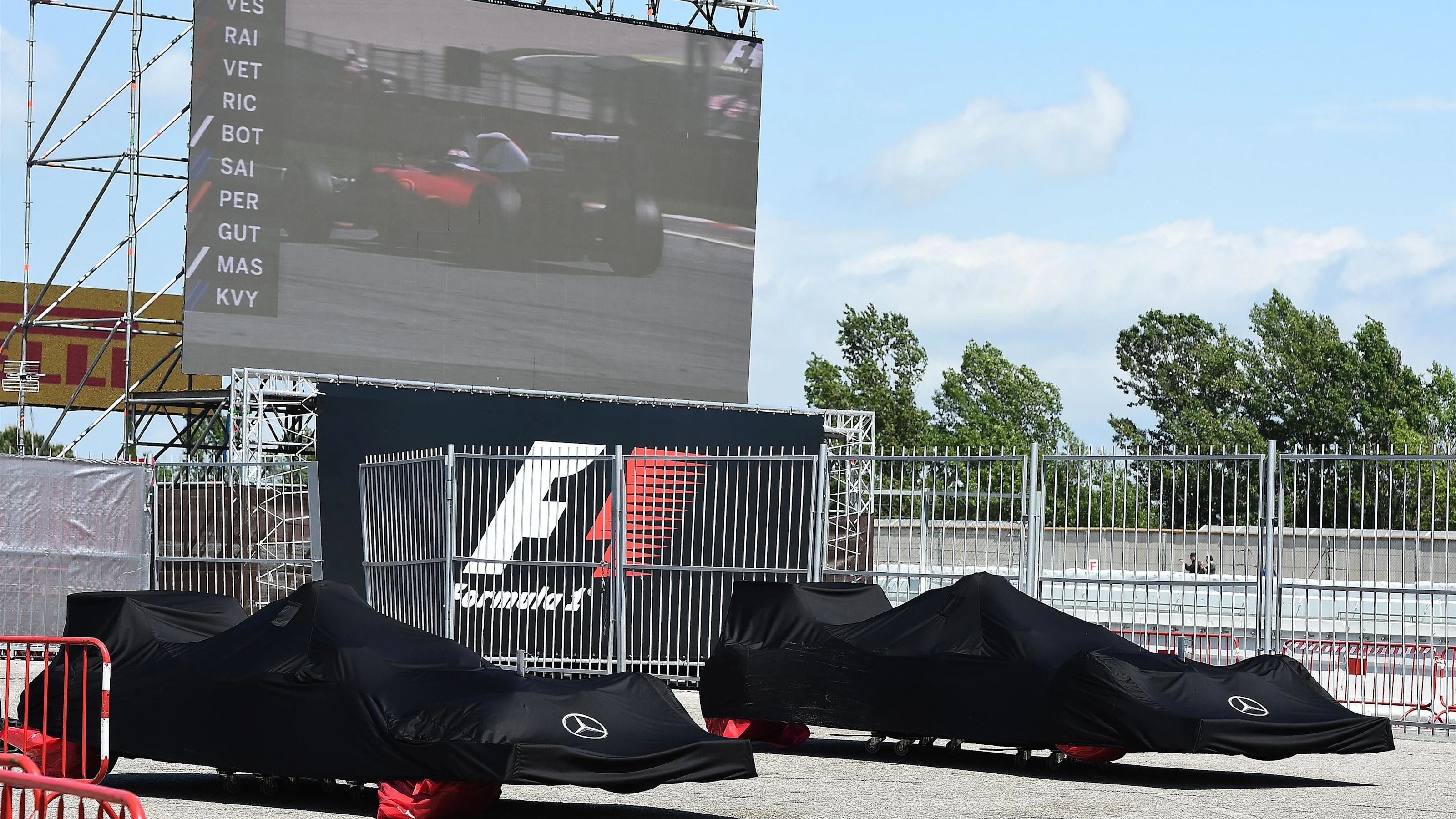 The cars of race retirees Lewis Hamilton (GBR) Mercedes-Benz F1 W07 Hybrid and Nico Rosberg (GER)