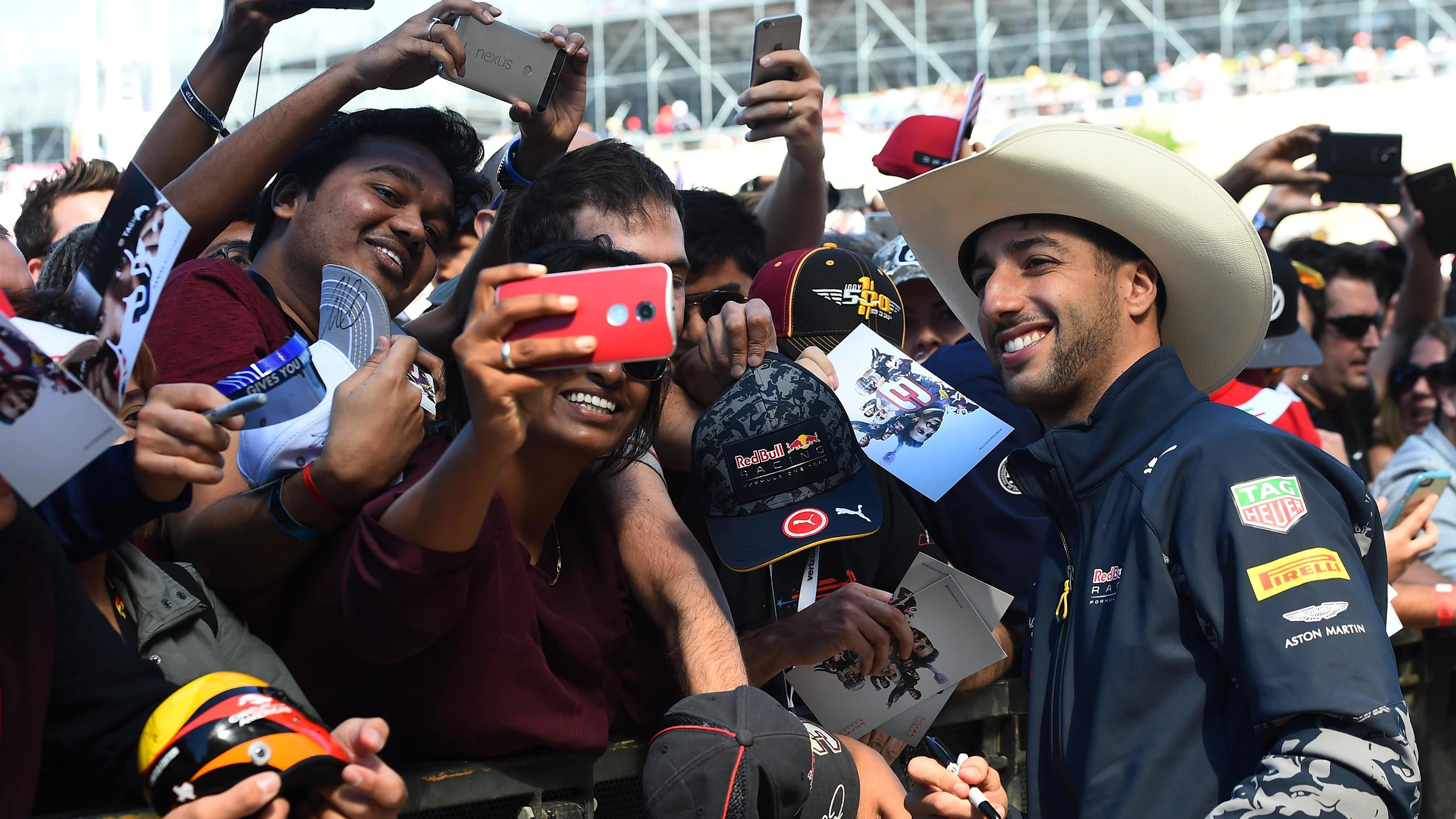 Daniel Ricciardo (AUS) Red Bull Racing fans selfie at Formula One World Championship, Rd18, United