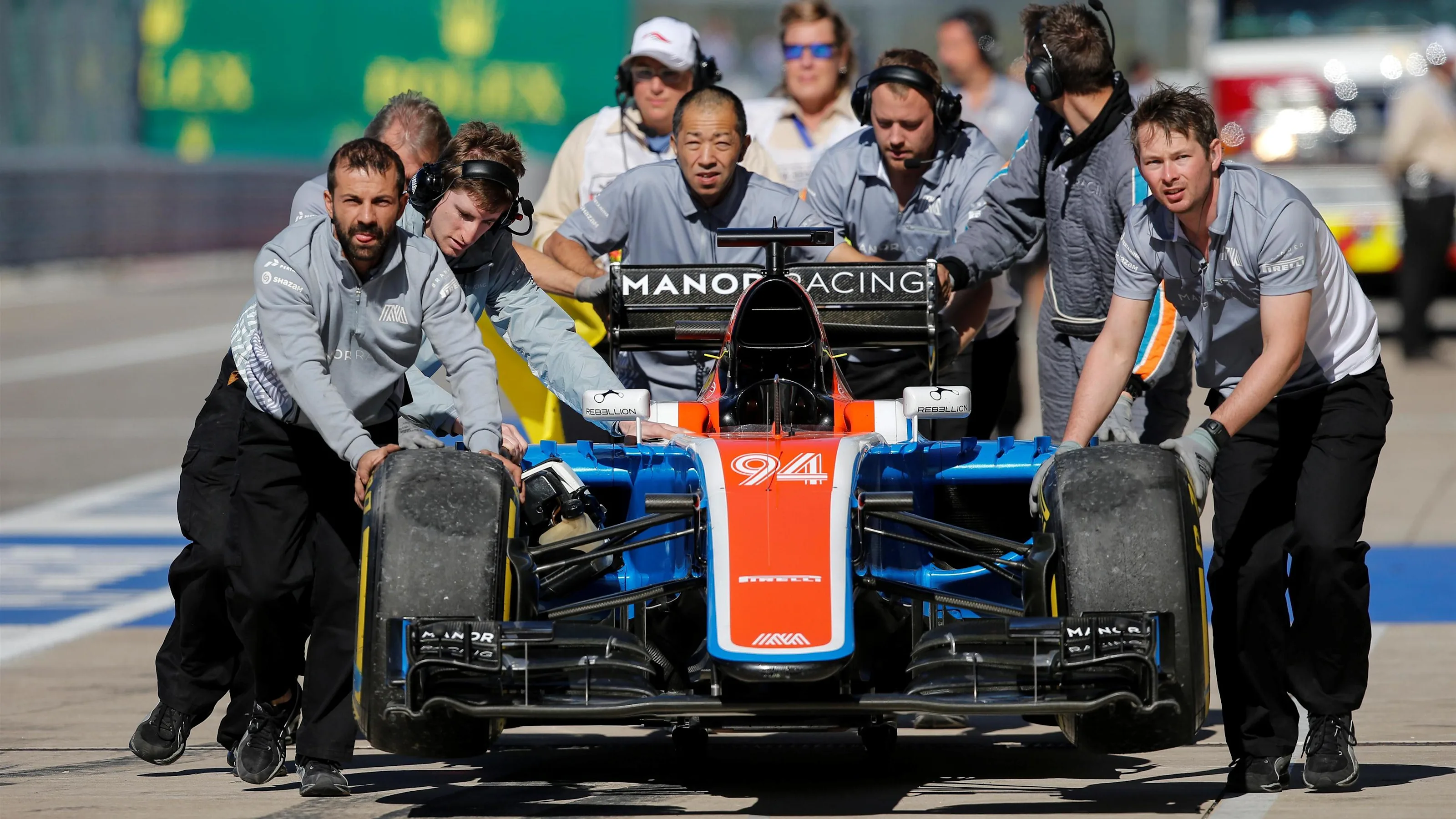 The car of Pascal Wehrlein (GER) Manor Racing MRT05 returns to the garage at Formula One World